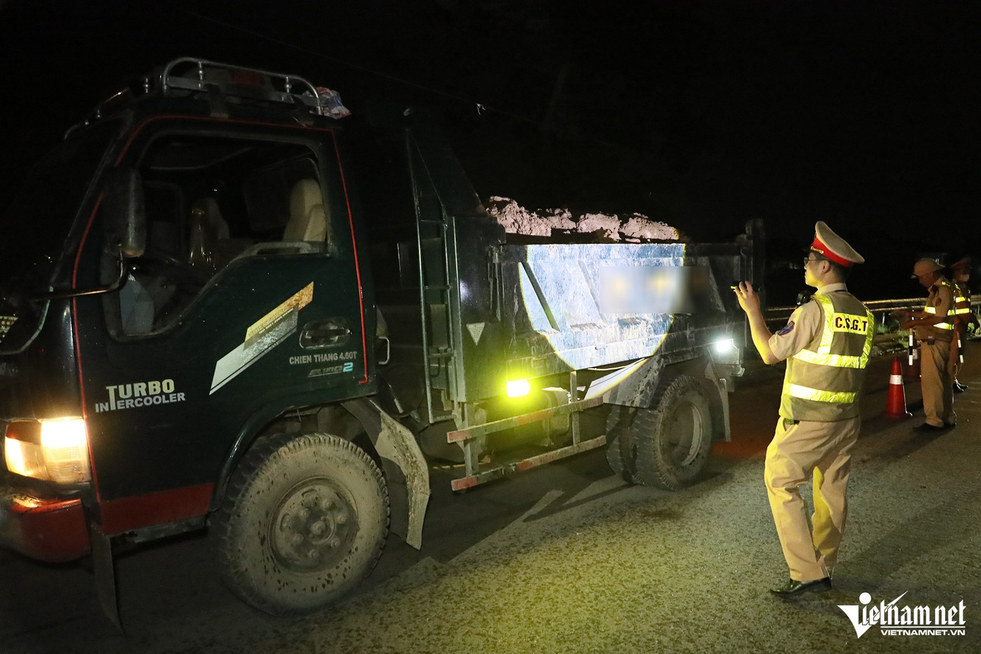 Cũng vi phạm lỗi tương tự, tài xế T.L. (trú tại Thanh Oai, Hà Nội) điều khiển xe tải mang BKS tỉnh Hà Tĩnh bị Tổ CSGT dừng xe kiểm tra ở gần nút giao đường trục phía nam - đường Sông Ái.