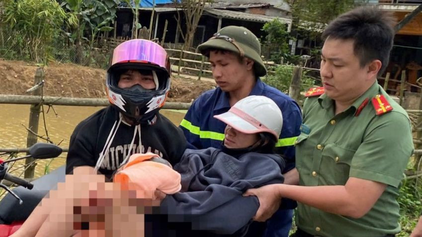 Các chiến sĩ Công an tỉnh Quảng Ngãi hỗ trợ sản phụ sinh dọc đường và đưa đi cấp cứu. Ảnh: CACC