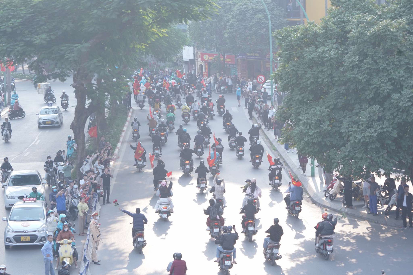 Tuyển Việt Nam ca khúc khải hoàn, người hâm mộ hân hoan chào đón ảnh 40