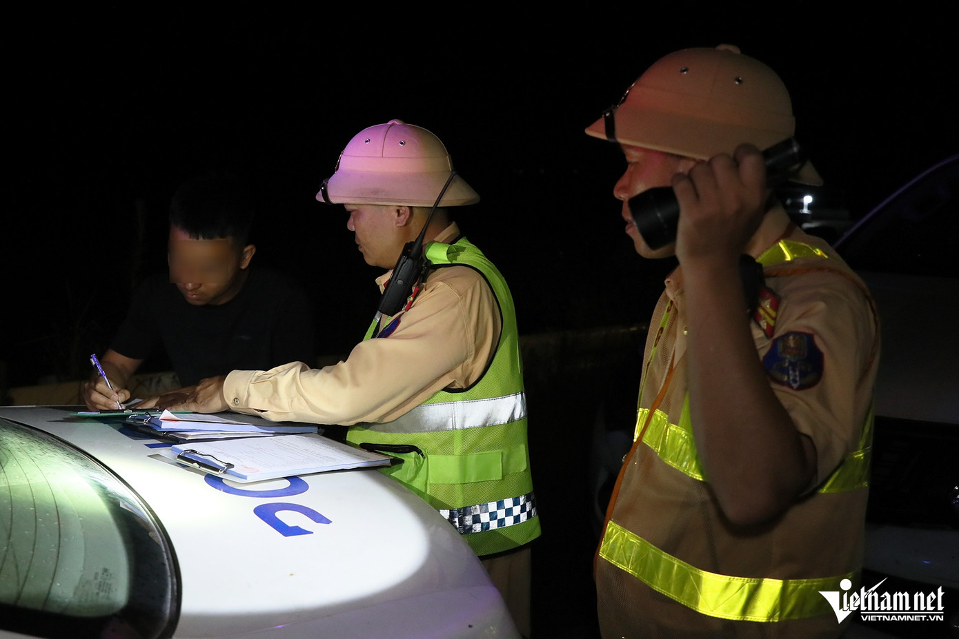 Qua cân tải trọng, Tổ CSGT phát hiện xe do tài xế L.Q.T. lái chở quá tải 10 - 30%. Tổ công tác đã lập biên bản với tài xế T. 2 lỗi là chở quá tải và để vật liệu rơi vãi ra đường. Với 2 lỗi này, tài xế đồng thời là chủ xe sẽ bị phạt 8,9 triệu đồng.