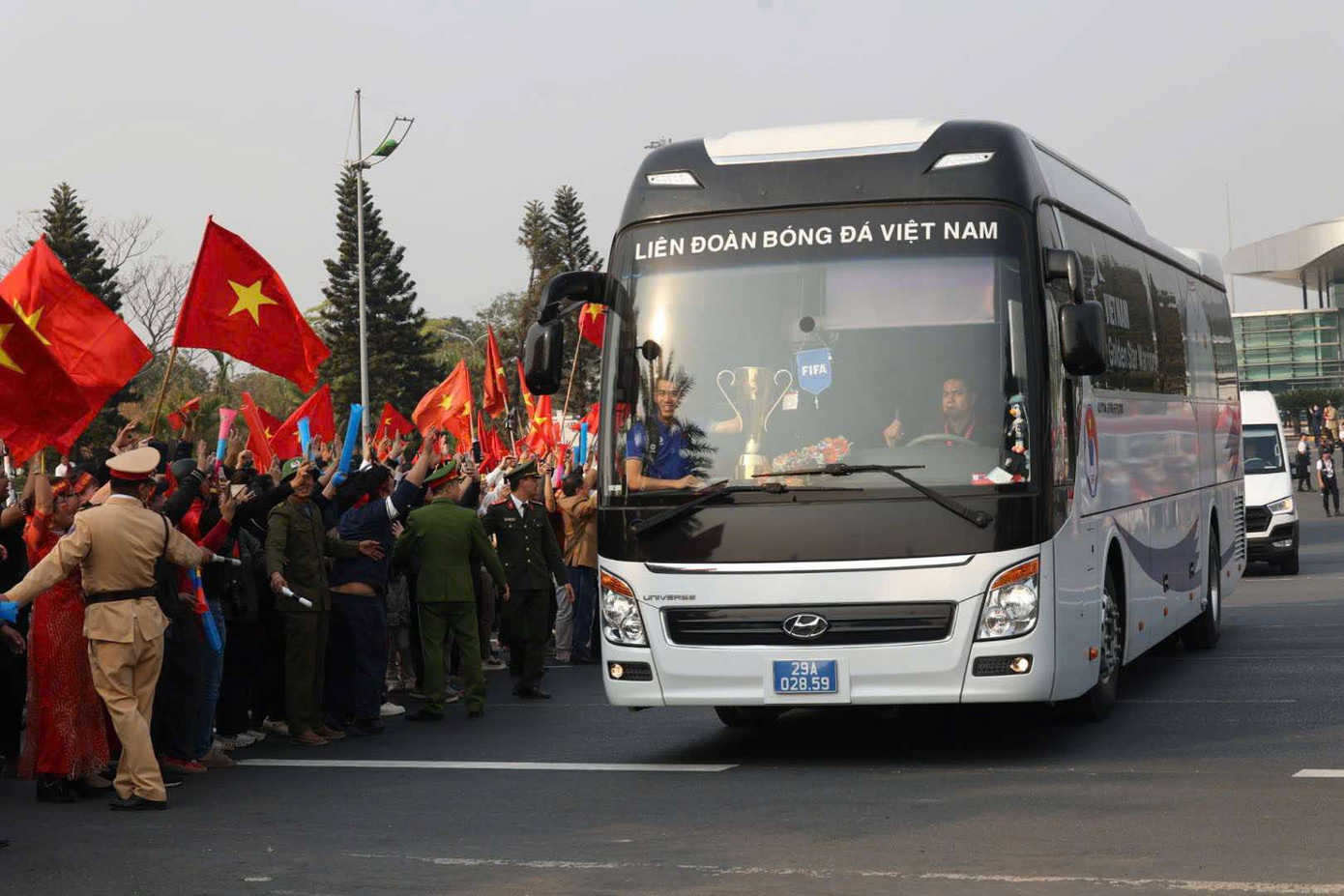 Tuyển Việt Nam ca khúc khải hoàn, người hâm mộ hân hoan chào đón ảnh 18