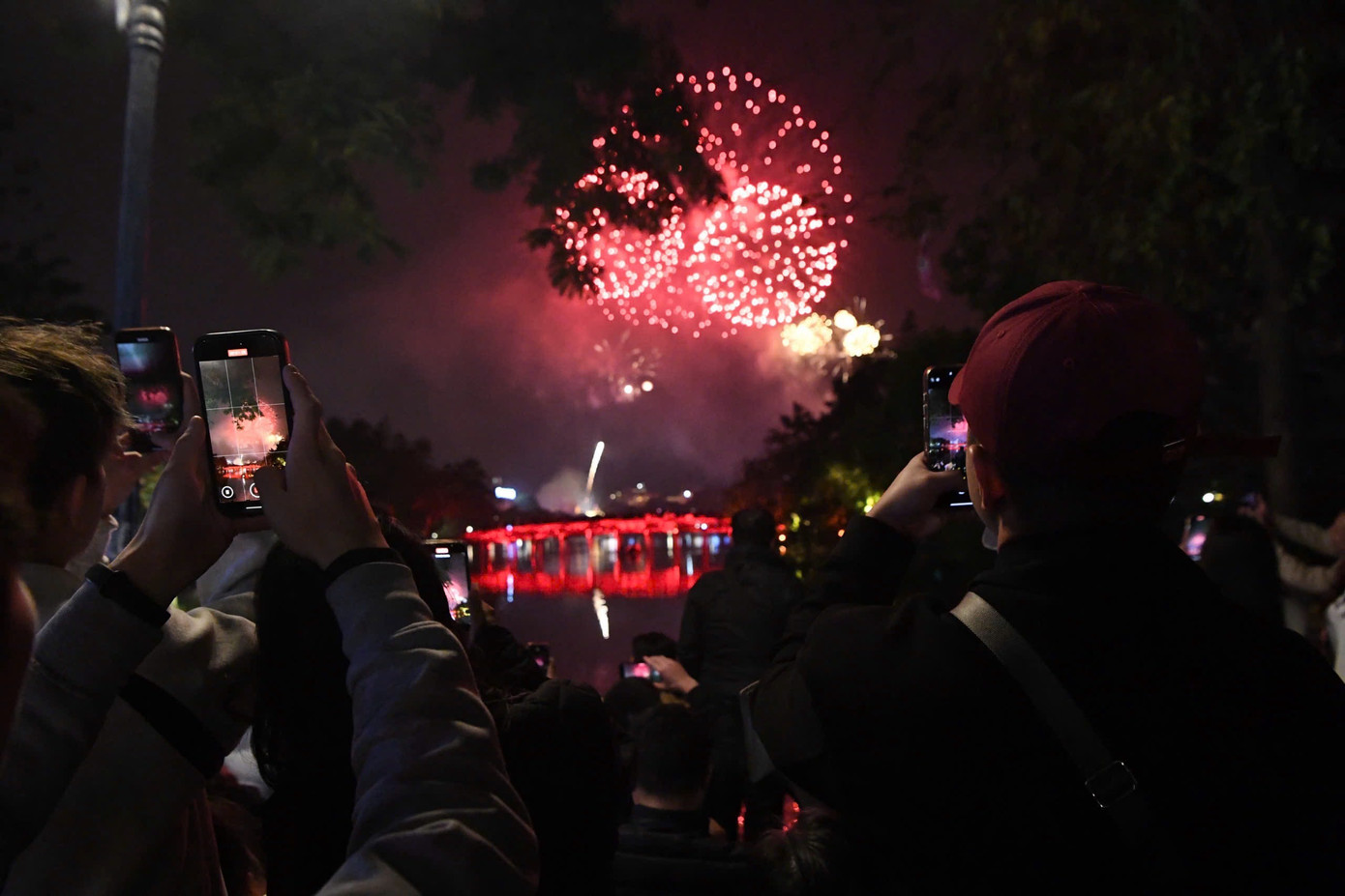 Pháo hoa rực sáng đón năm mới Ất Tỵ an lành, thịnh vượng ảnh 180 Pháo hoa rực sáng đón năm mới Ất Tỵ an lành, thịnh vượng ảnh 180