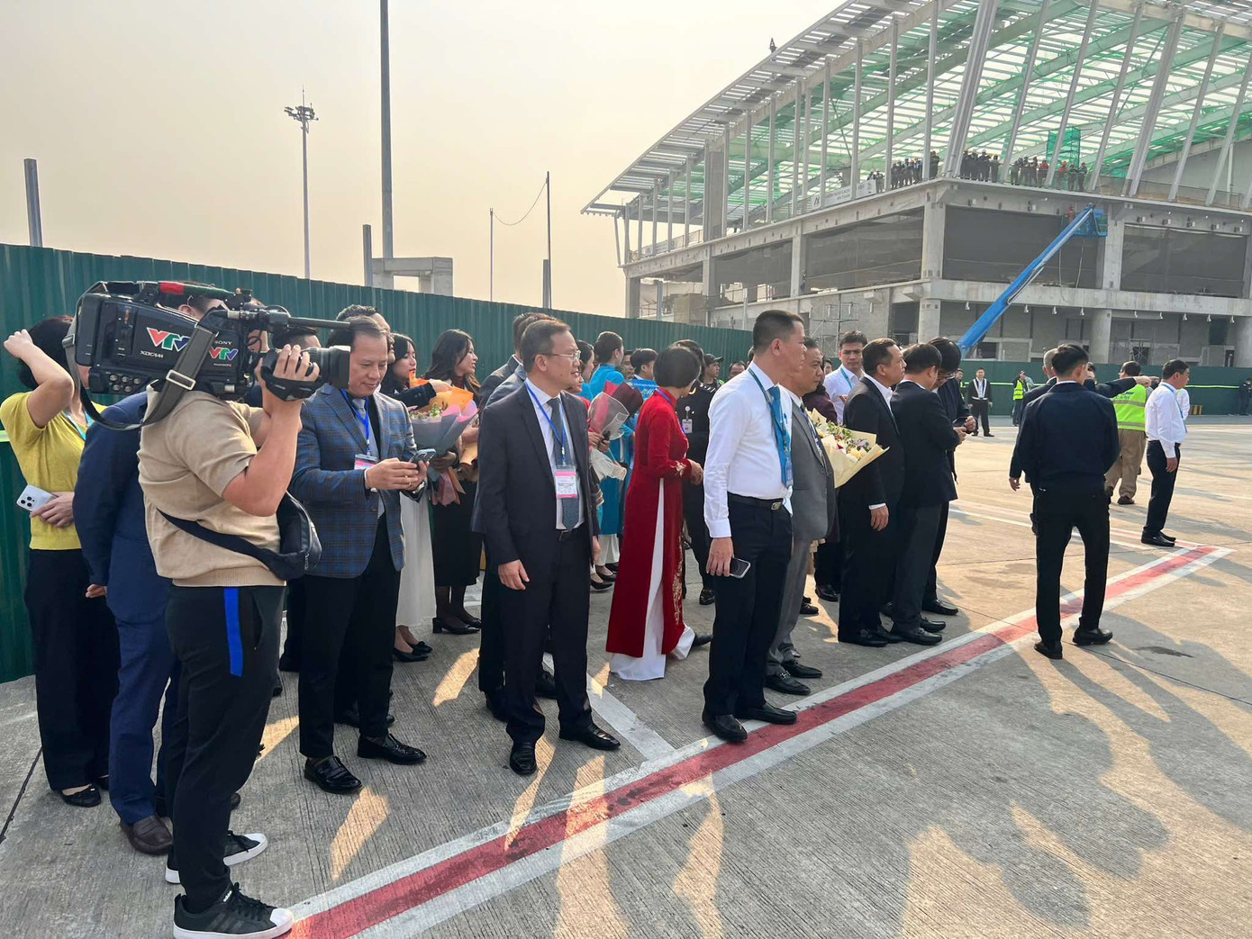 Máy bay chở các tuyển thủ cùng thành viên ban huấn luyện của đội tuyển bóng đá Việt Nam đã hạ cánh xuống sân bay Nội Bài. Lãnh đạo Bộ Văn hóa Thể thao và Du lịch, Liên đoàn Bóng đá Việt Nam cùng các cơ quan truyền thông đã có mặt tại ga VIP A.