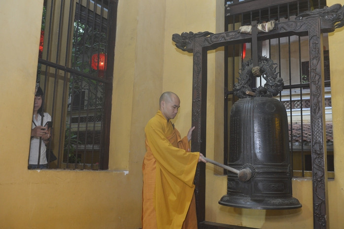 Chư tăng cử 3 hồi chuông, trống bát nhã kéo dài 5 phút Chư tăng cử 3 hồi chuông, trống bát nhã kéo dài 5 phút