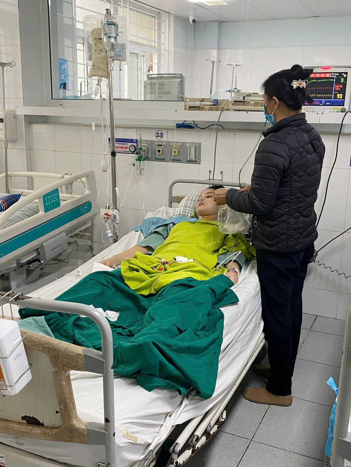 Bà Thúy chăm sóc con gái những ngày ở viện. Ảnh: NVCC