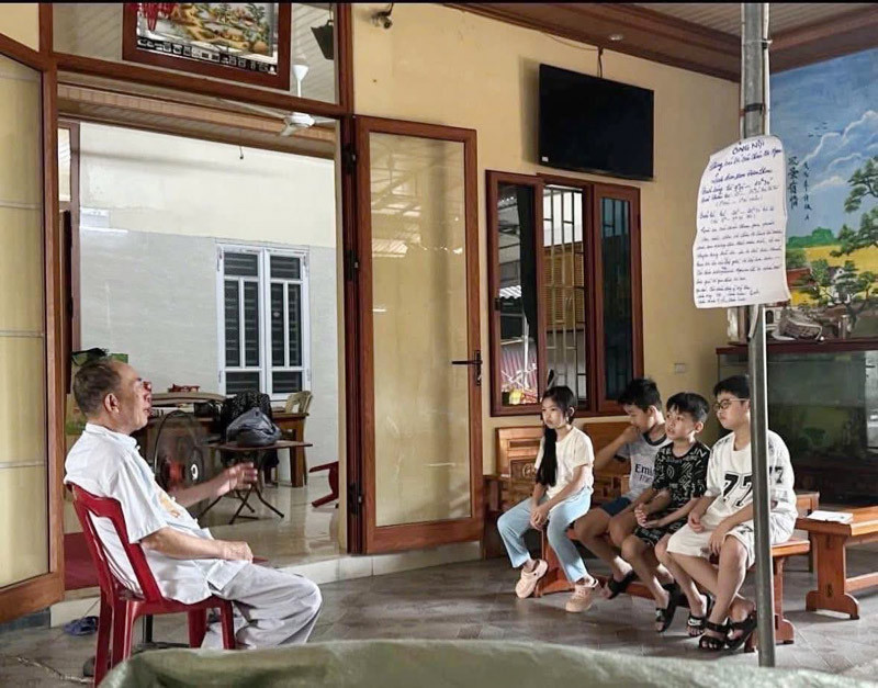 Ông Khính phổ biến nội quy cho các cháu. Ảnh: Ngọc Anh Ông Khính phổ biến nội quy cho các cháu. Ảnh: Ngọc Anh