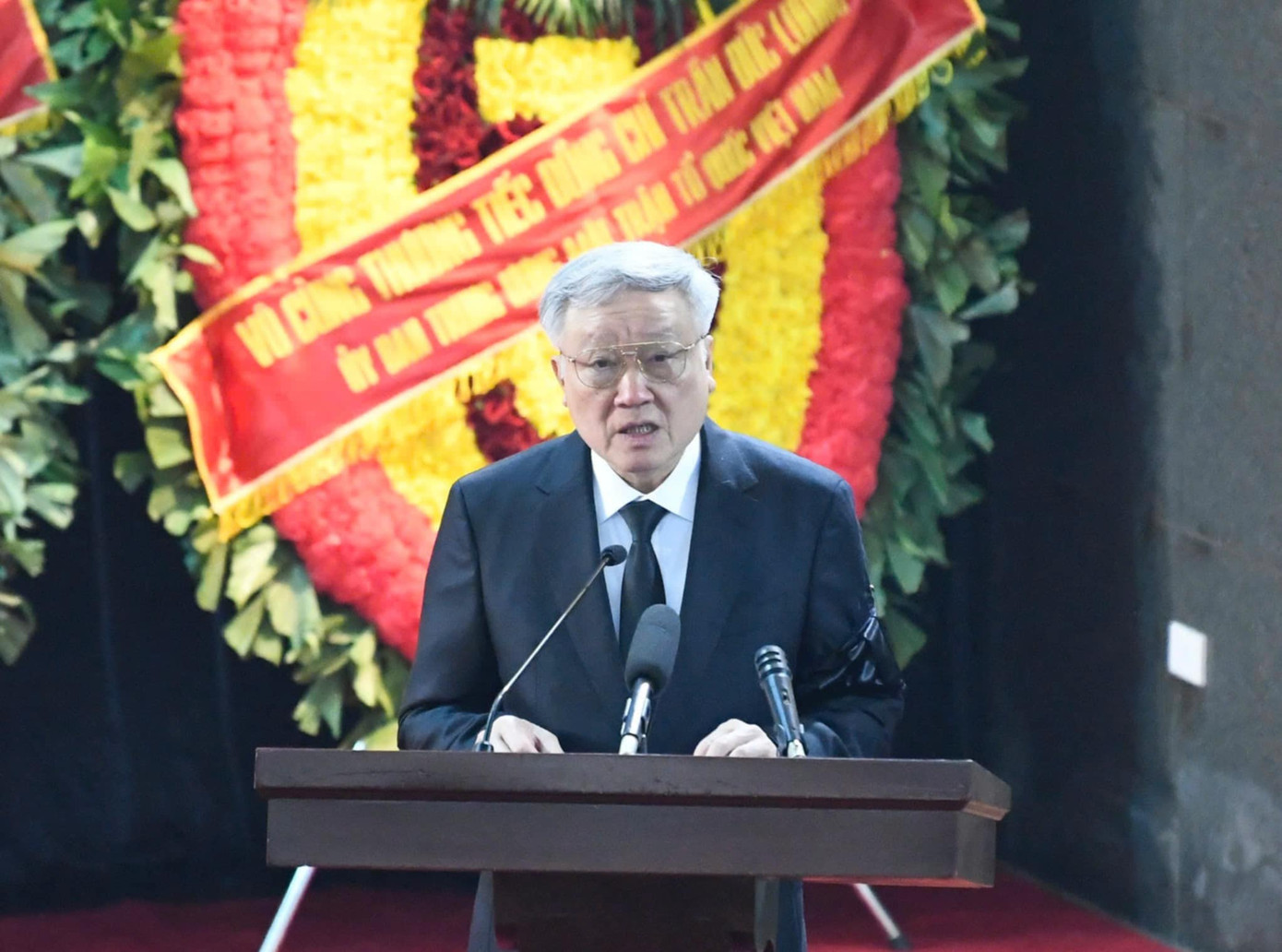 Phó Thủ tướng Nguyễn Hòa Bình điều hành lễ truy điệu nguyên Chủ tịch nước Trần Đức Lương.