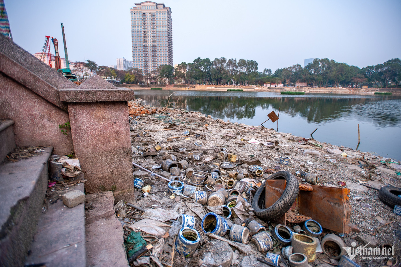 Hồ nước tại công viên được rút cạn nước để cải tạo, để lộ rất nhiều bát hương và rác thải, cùng tình trạng cá chết hàng loạt, bốc mùi khó ngửi khiến bầu không khí nơi đây khá ô nhiễm. Hồ nước tại công viên được rút cạn nước để cải tạo, để lộ rất nhiều bát hương và rác thải, cùng tình trạng cá chết hàng loạt, bốc mùi khó ngửi khiến bầu không khí nơi đây khá ô nhiễm.