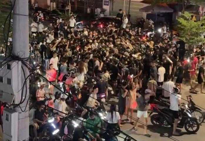 Hàng trăm "quái xế" tụ tập trên phố Hồ Sen vào hơn 3 giờ ngày 15/6 (Ảnh cắt từ clip)