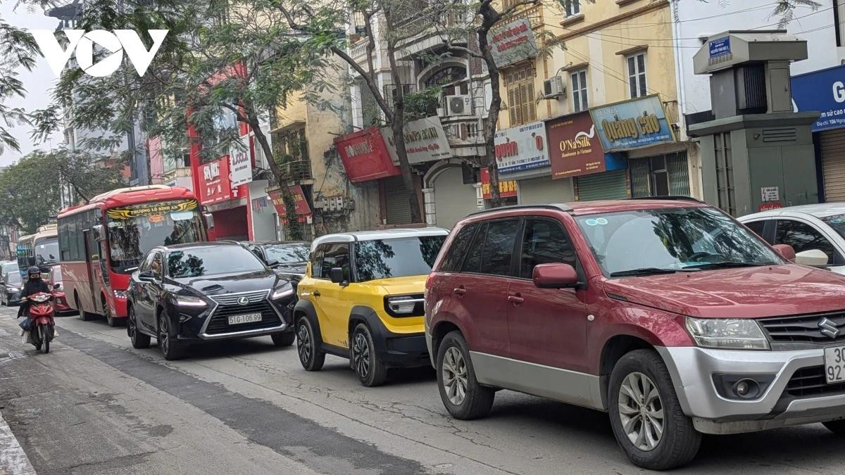 Phố Khâm Thiên - tuyến đường thường xuyên xảy ra ùn ứ giao thông vào giờ cao điểm, nhưng sáng nay, tình trạng tắc đường không xảy ra