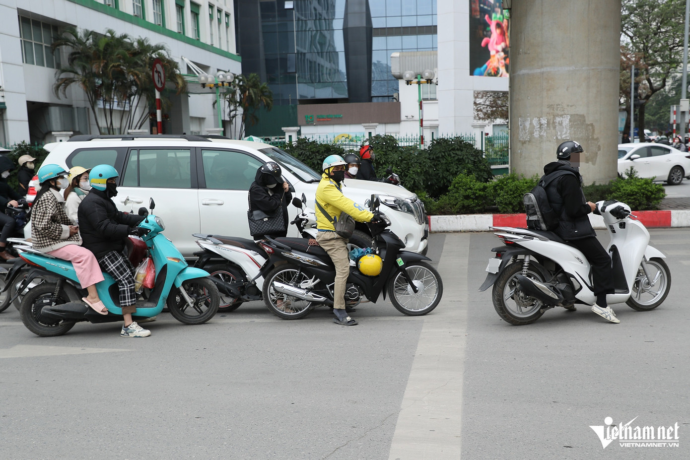 Thượng úy Nguyễn Tiến Đạt, Đội CSGT đường bộ số 6 cho biết, trong ca công tác kéo dài 2 tiếng, tổ đã xử lý 10 trường hợp không chấp hành vạch kẻ đường. "Nhiều người đưa ra lý do không chú ý quan sát, có việc bận... để biện minh cho hành vi vi phạm của mình. Tuy nhiên đây là hành vi cản trở giao thông, tiềm ẩn nguy cơ gây tắc đường ở các nút giao nên chúng tôi cương quyết xử lý", Thượng úy Nguyễn Tiến Đạt nói. Thượng úy Đạt còn cho biết, với các trường hợp cố tình vi phạm mà tổ CSGT không dừng được xe thì sẽ căn cứ vào hình ảnh để gửi thông báo phạt nguội.