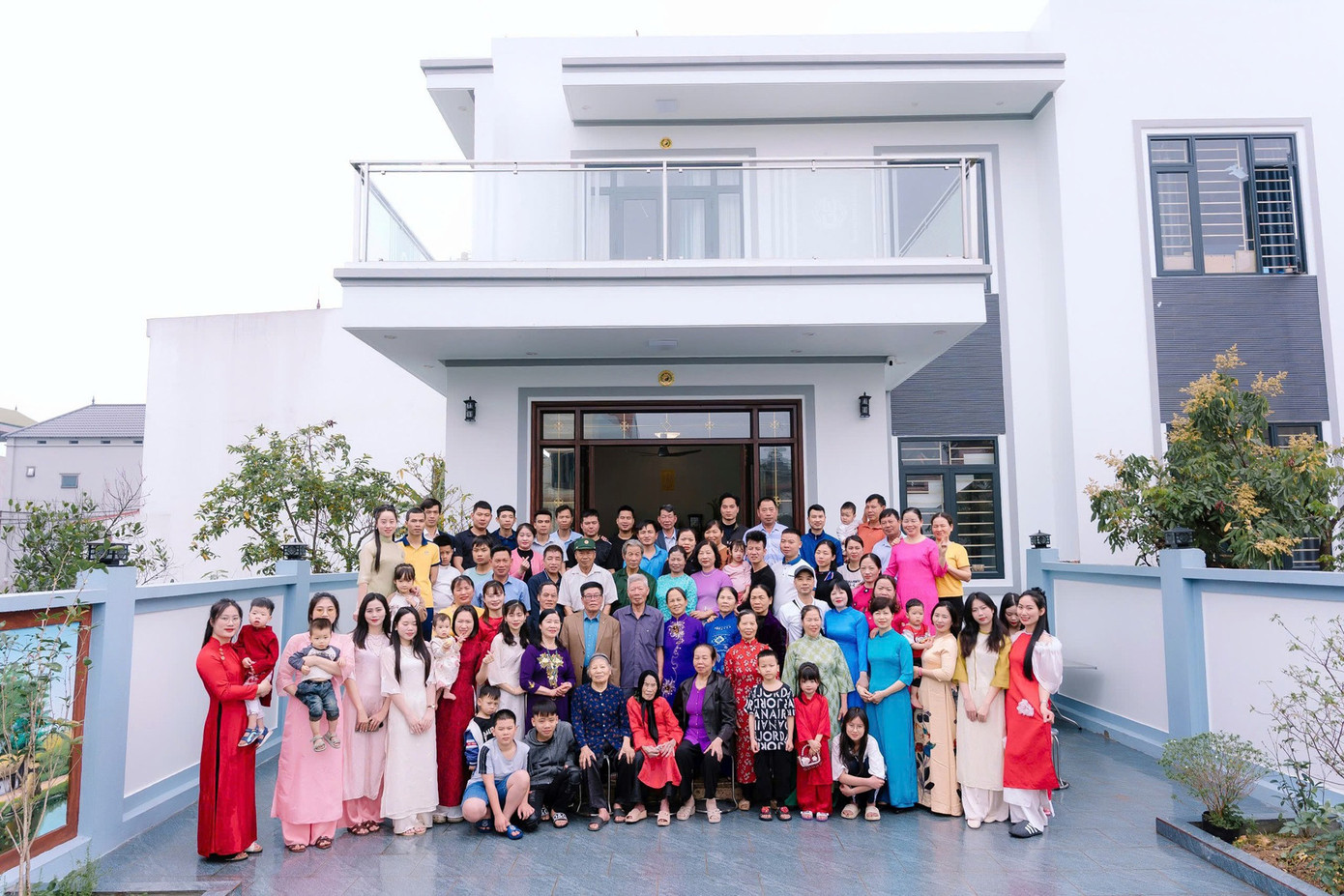 Bức ảnh chụp đại gia đình cụ Tý ở Sóc Sơn, Hà Nội hôm giỗ cụ ông 10/3 âm lịch vừa qua. Ảnh: Hoa Ngô, gia đình cung cấp.