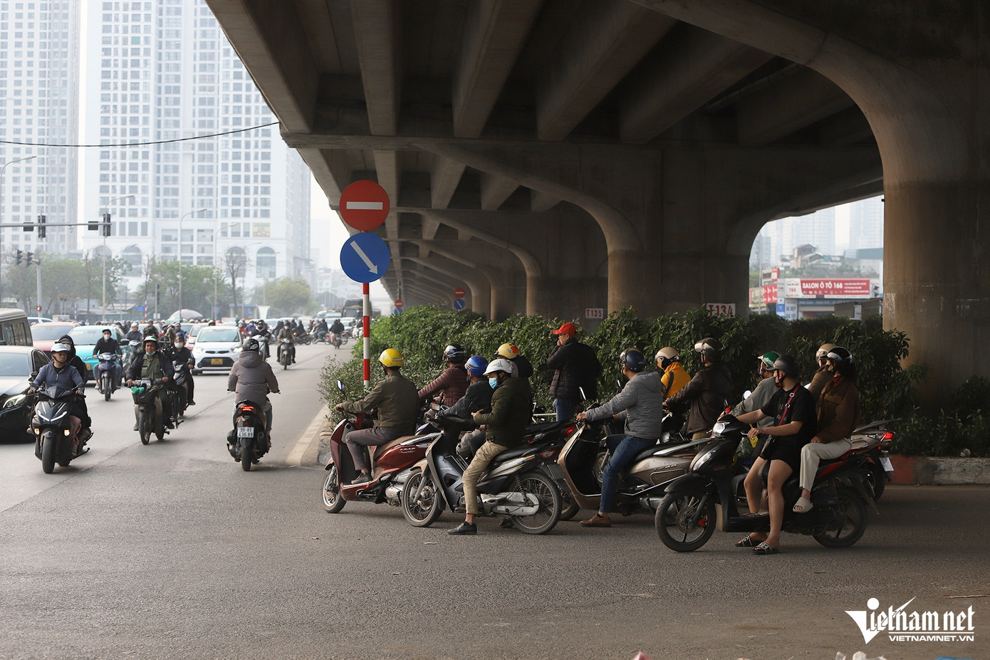 Tuy nhiên, để tiết kiệm đoạn đường gần 100m và không phải dừng đèn đỏ, nhiều người đã đi ngược chiều tại lối quay đầu đối diện ngõ 168 Kim Giang.