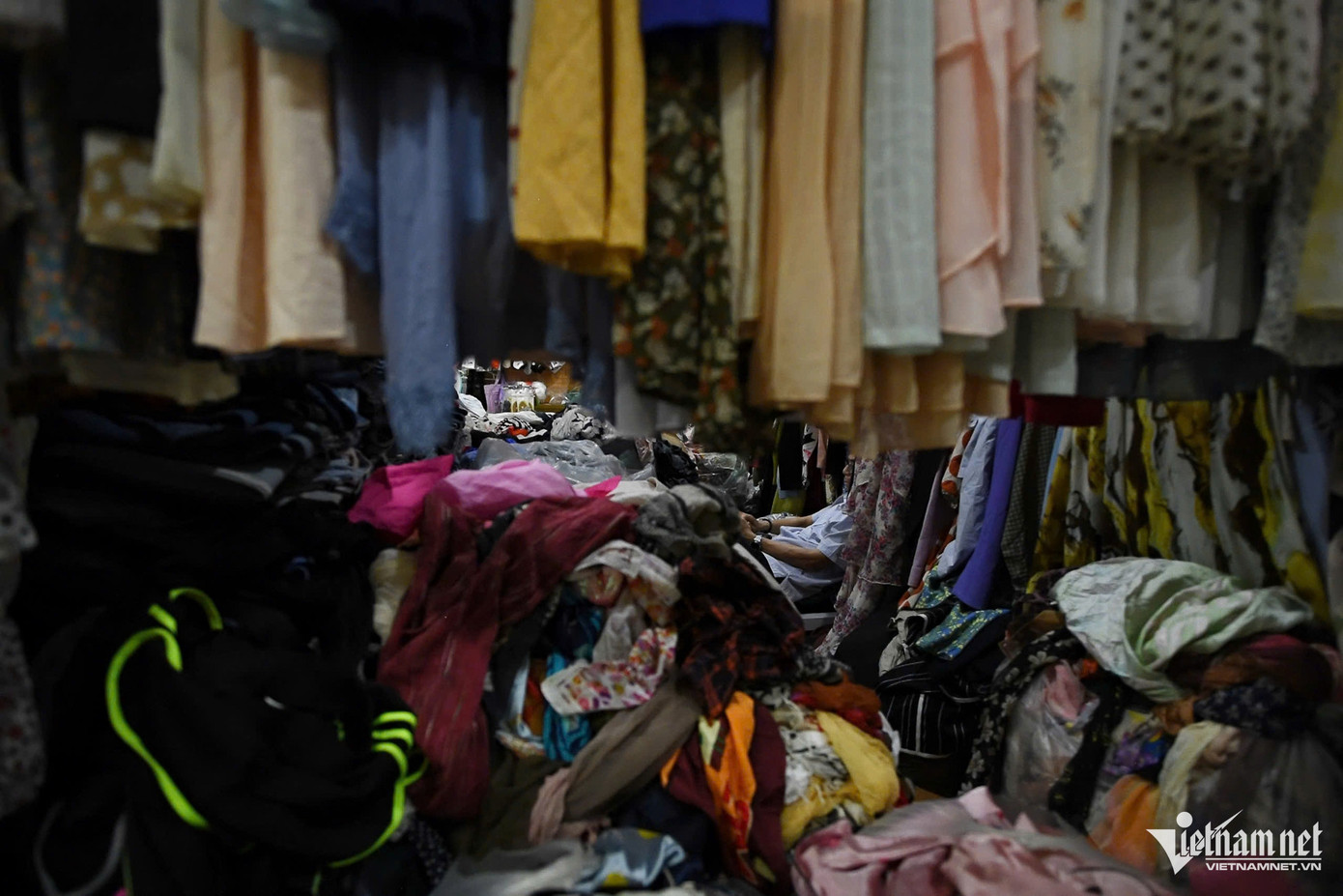 Số ít gian hàng mở cửa thì rất vắng khách. Số ít gian hàng mở cửa thì rất vắng khách.