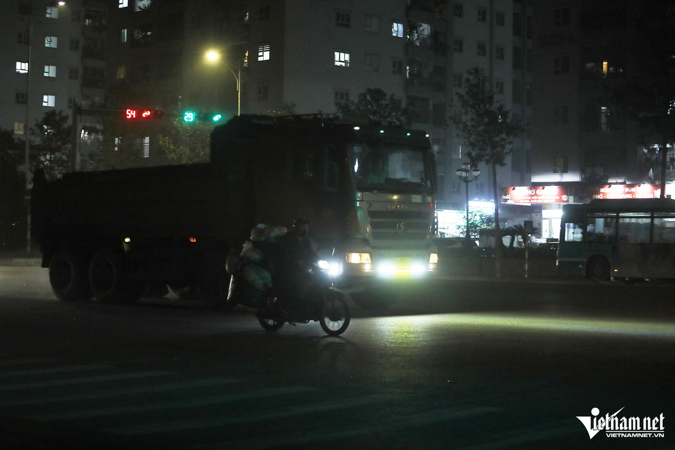 Tương tự, trên tuyến đường trục phía Nam Hà Nội (đoạn qua Khu đô thị Thanh Hà, huyện Thanh Oai), nhiều tài xế còn lắp đến 3 dải đèn led siêu sáng ở trước đầu xe khiến biển kiểm soát của phương tiện bị che lấp. Tương tự, trên tuyến đường trục phía Nam Hà Nội (đoạn qua Khu đô thị Thanh Hà, huyện Thanh Oai), nhiều tài xế còn lắp đến 3 dải đèn led siêu sáng ở trước đầu xe khiến biển kiểm soát của phương tiện bị che lấp.