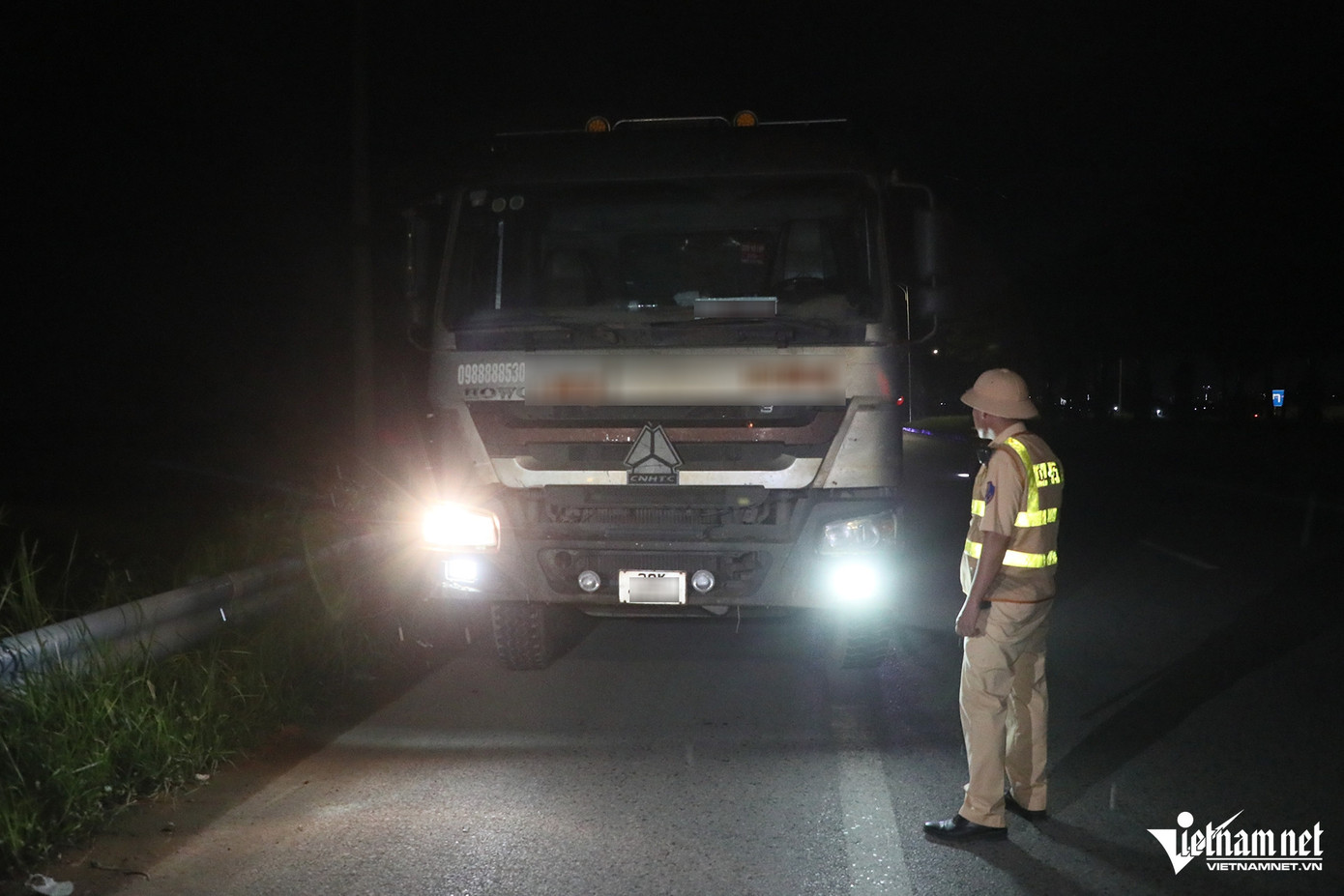Đại úy Lưu Văn Thịnh, Đội CSGT đường bộ số 10 (Phòng CSGT Công an TP Hà Nội) cho biết, trong ca công tác kéo dài 4 tiếng, CSGT đã xử phạt 5 xe tải với các lỗi: Chở quá tải 10 - 30%; làm rơi vãi vật liệu xây dựng ra đường... "Nắm bắt được tâm lý của các tài xế và chủ phương tiện là sẽ chọn khung giờ vắng bóng lực lượng chức năng để đi hoặc vào các đường nhỏ... nên đơn vị đã bố trí nhiều Tổ tuần tra, kiểm soát trong các khung giờ đêm tối đến rạng sáng. Chỉ huy đơn vị còn lập kế hoạch để các tổ tuần tra vào các tuyến đường nhỏ liên huyện, liên xã... để xử lý triệt để tình trạng ô tô chở quá tải", Đại úy Thịnh cho biết. Cũng theo Đại úy Thịnh, quá trình làm nhiệm vụ thì Tổ CSGT cũng gặp một số khó khăn như lái xe "câu giờ" xuất trình giấy tờ liên quan đến người lái, phương tiện chậm hoặc cắt cử người bám theo lực lượng chức năng để theo dõi, né tránh.