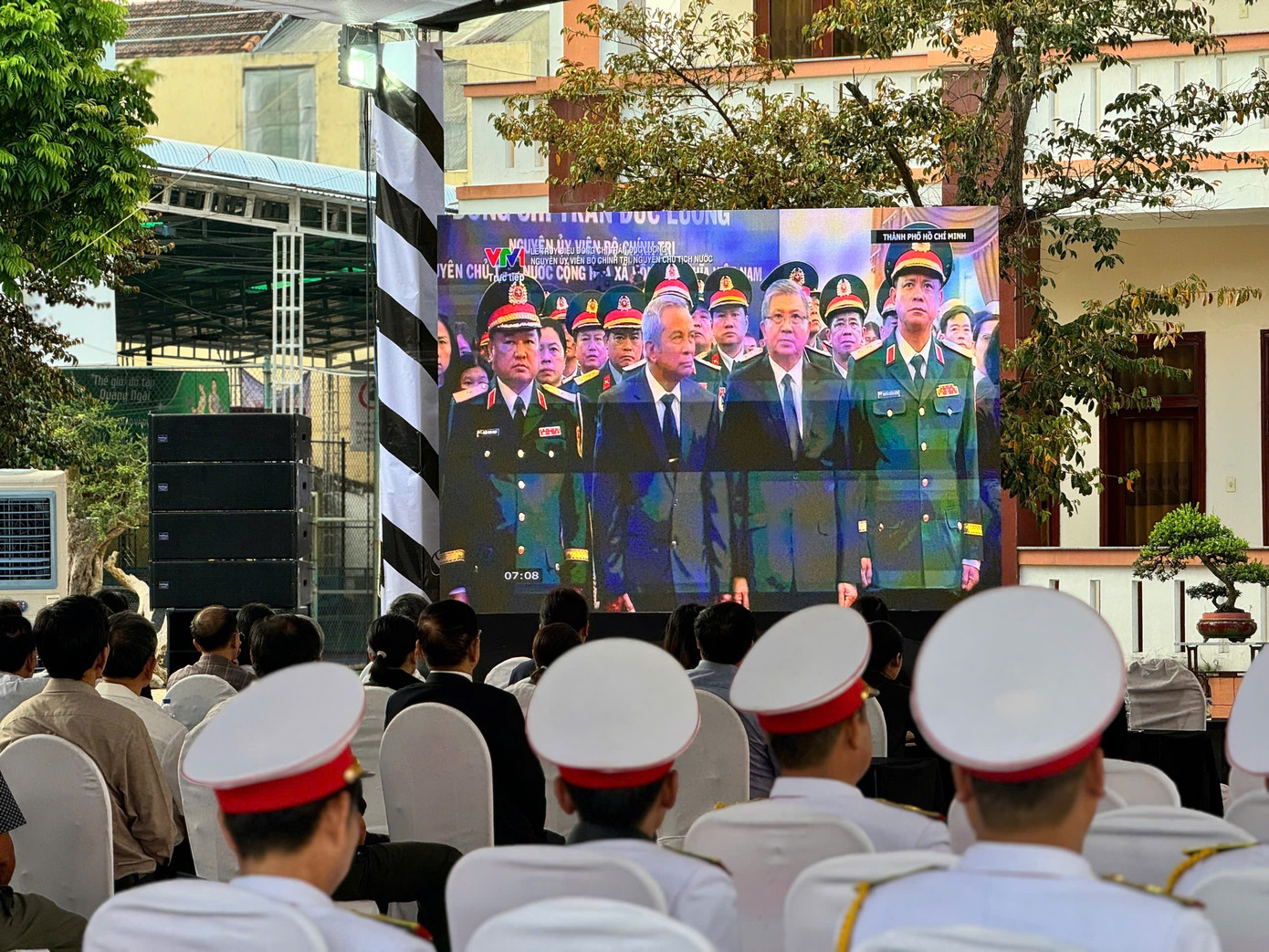 Đưa linh cữu nguyên Chủ tịch nước Trần Đức Lương rời Hà Nội về Quảng Ngãi ảnh 14