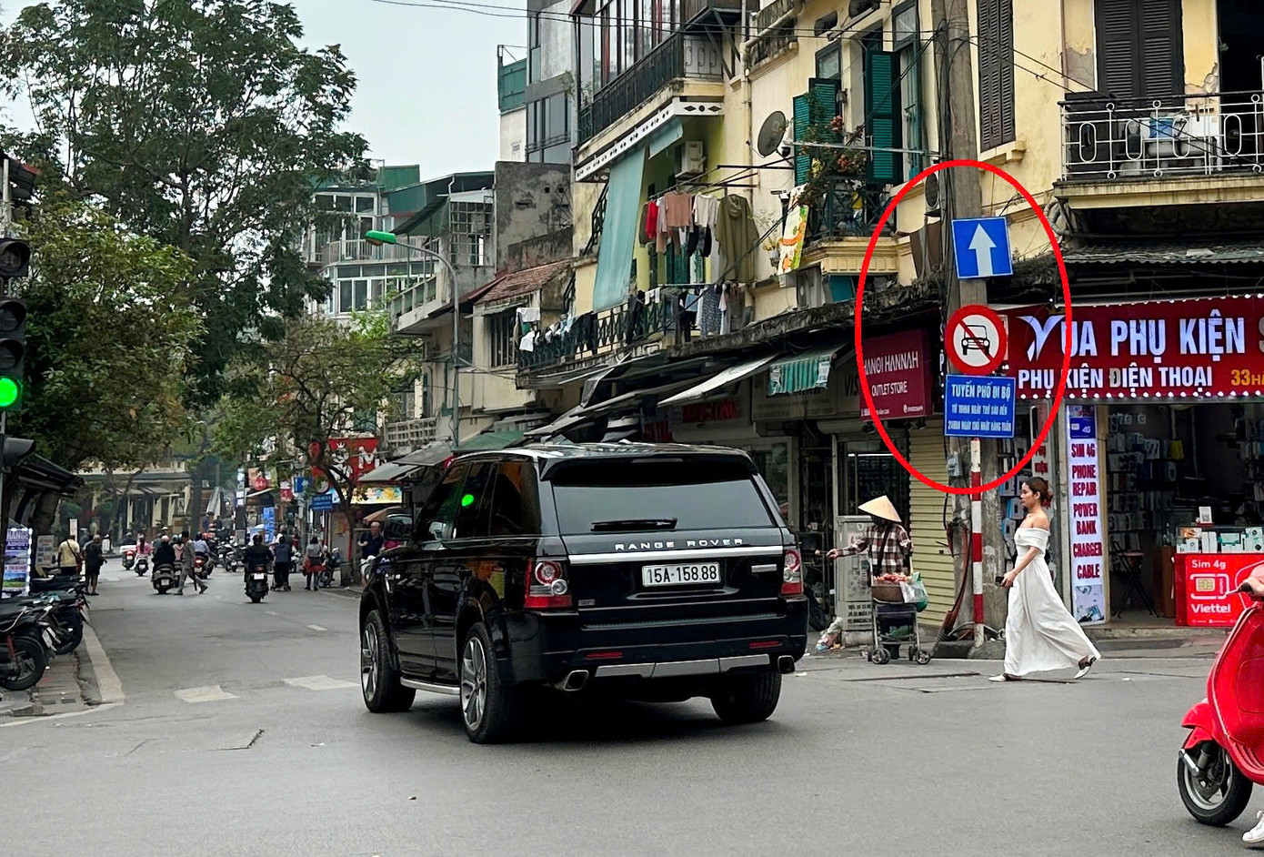 Mặc dù tuyến phố Lương Văn Can phân luồng cho toàn bộ xe đi từ các tuyến phố: Hàng Bông - Hàng Gai, Đinh Tiên Hoàng, Cầu Gỗ... vào nhưng tình trạng xe dừng đỗ lấn chiếm thu hẹp lòng đường đang diễn ra nhiều. Cùng với đó, đầu tuyến phố này đang có các biển cấm ô tô vào cuối tuần nhưng dòng chữ phụ bên dưới nhỏ, nhiều lái xe quan sát từ xa không đọc được nên không dám đi vào.