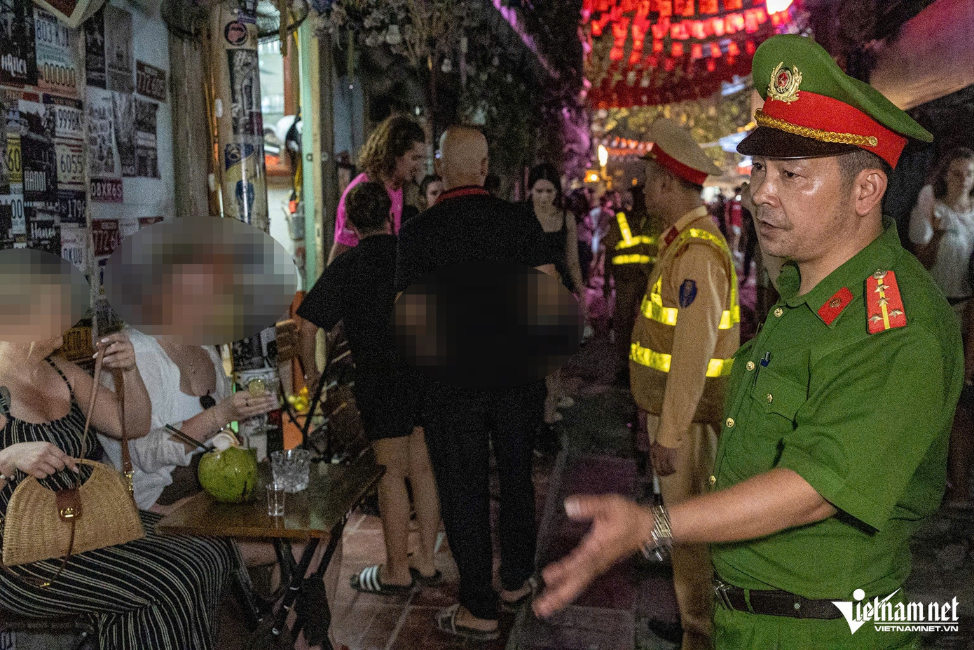 Lực lượng công an mời du khách trong hành lang đường sắt ra bên ngoài.