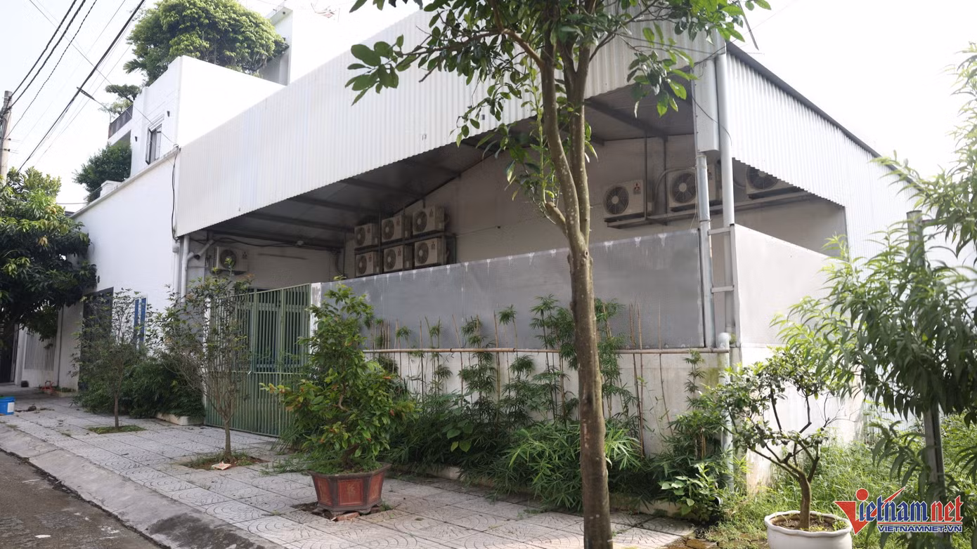 Khu xưởng được xây dựng kín đáo. Ảnh: Đức Hoàng Khu xưởng được xây dựng kín đáo. Ảnh: Đức Hoàng