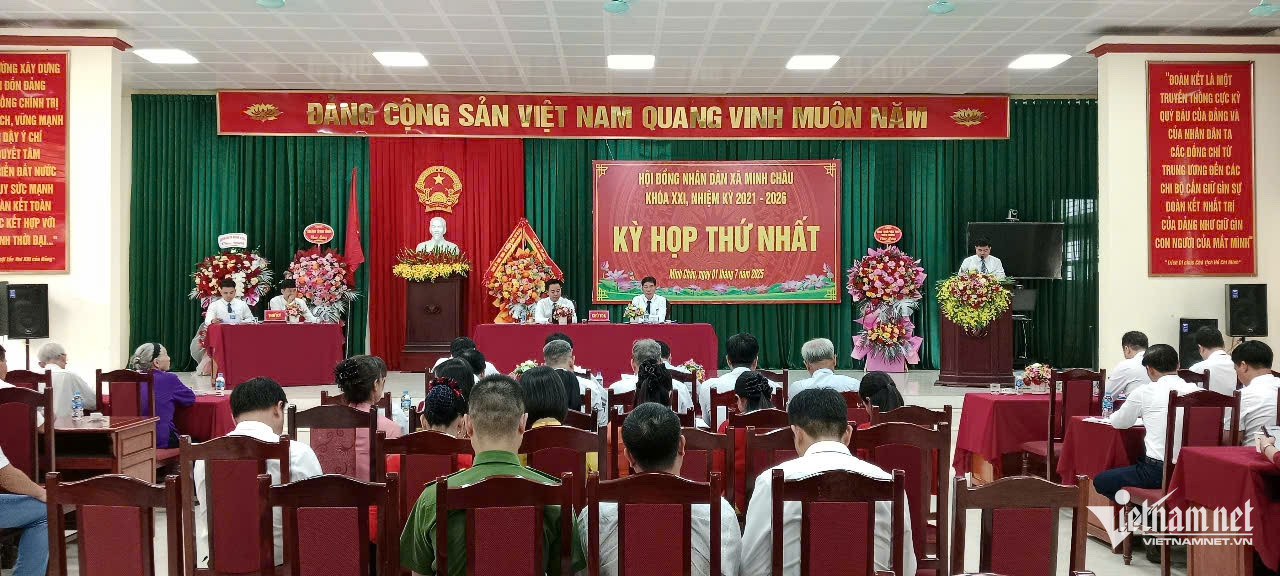 Kỳ họp đầu tiên HĐND xã Minh Châu mới. Ảnh: Trần Thu