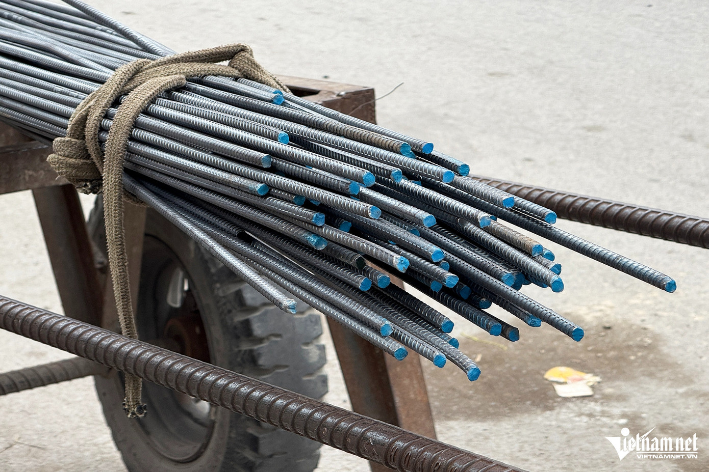 Tài xế Trần Hữu H. cho biết, mỗi ngày bản thân chở khoảng 10 chuyến gồm sắt, thép... từ cửa hàng đến giao cho khách. "Tôi chở chuyến nhiều nhất là nặng khoảng hơn 1 tấn, còn trung bình từ 600 - 700kg. Phần lớn chỉ giao cho khách ở trong làng nên quãng đường di chuyển khoảng 1 - 2km. Việc lái xe này rất nguy hiểm và nặng nhọc nhưng nó đem lại thu nhập khoảng 15 triệu đồng/tháng nên tôi cố gắng", anh H. chia sẻ. Tài xế Trần Hữu H. cho biết, mỗi ngày bản thân chở khoảng 10 chuyến gồm sắt, thép... từ cửa hàng đến giao cho khách. "Tôi chở chuyến nhiều nhất là nặng khoảng hơn 1 tấn, còn trung bình từ 600 - 700kg. Phần lớn chỉ giao cho khách ở trong làng nên quãng đường di chuyển khoảng 1 - 2km. Việc lái xe này rất nguy hiểm và nặng nhọc nhưng nó đem lại thu nhập khoảng 15 triệu đồng/tháng nên tôi cố gắng", anh H. chia sẻ.