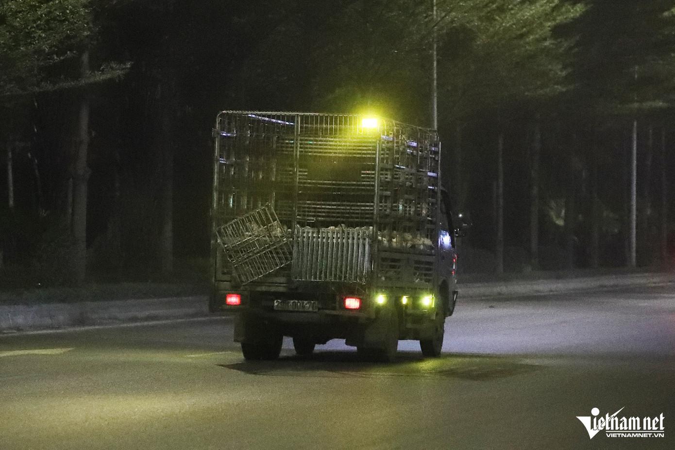 Không rõ các tài xế lắp đèn siêu sáng rọi về sau nhằm mục đích gì nhưng tiềm ẩn nguy cơ xảy ra tai nạn cho các ô tô lưu thông phía sau, nhất là vào ngày có thời tiết mưa phùn, nồm, tầm nhìn hạn chế. Không rõ các tài xế lắp đèn siêu sáng rọi về sau nhằm mục đích gì nhưng tiềm ẩn nguy cơ xảy ra tai nạn cho các ô tô lưu thông phía sau, nhất là vào ngày có thời tiết mưa phùn, nồm, tầm nhìn hạn chế.