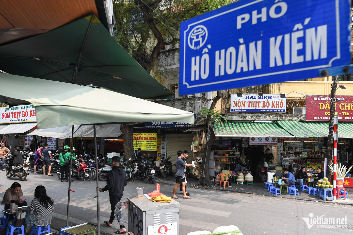 Cả 3 nhà tại phố Hồ Hoàn Kiếm đều kinh doanh mặt hàng đồ ăn vặt, thu hút rất đông thực khách khi nằm ngay phố đi bộ.