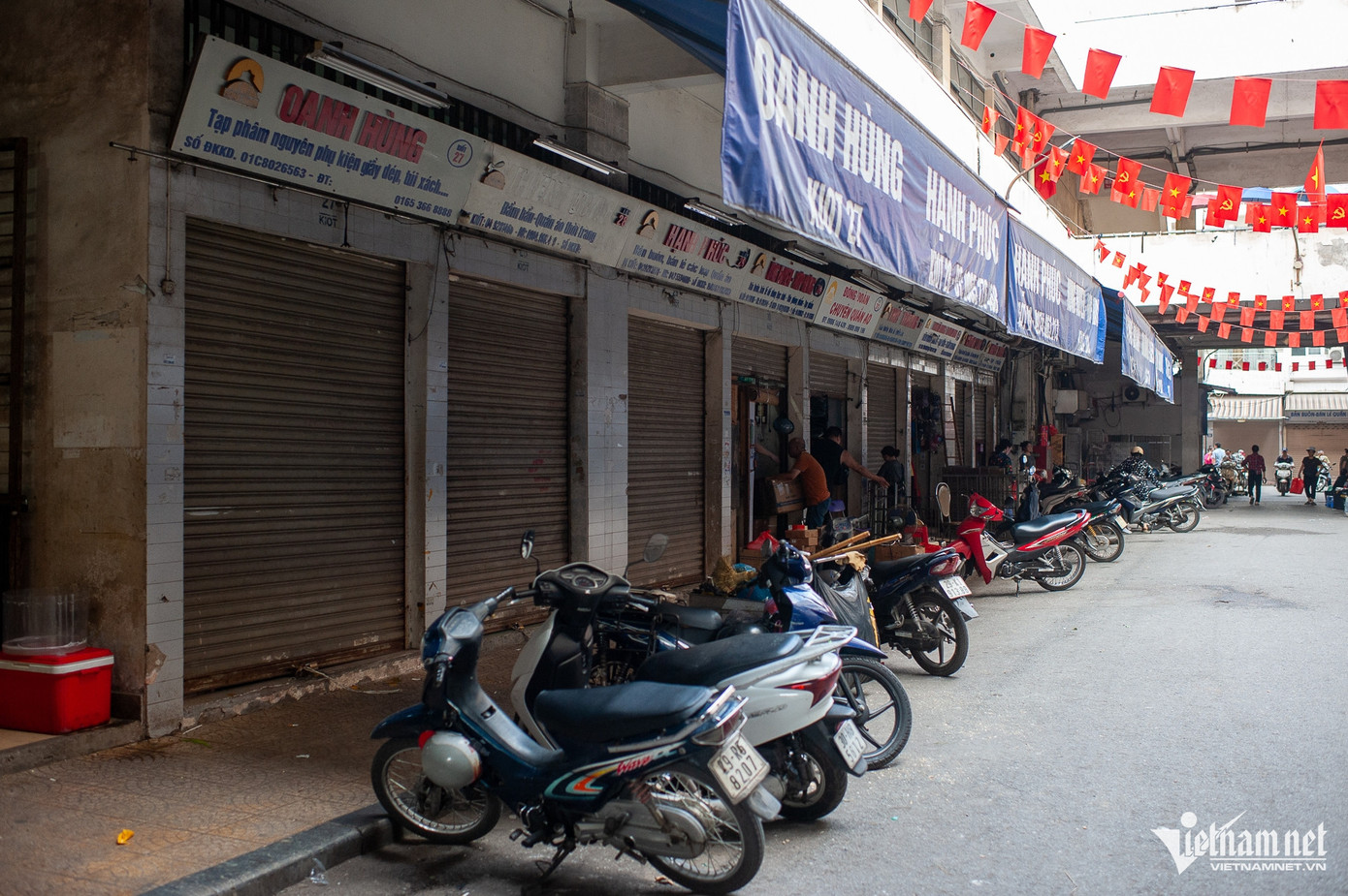 Loạt ki-ốt có mặt tiền đẹp ở mặt đường của chợ cũng đóng cửa im lìm. Loạt ki-ốt có mặt tiền đẹp ở mặt đường của chợ cũng đóng cửa im lìm.