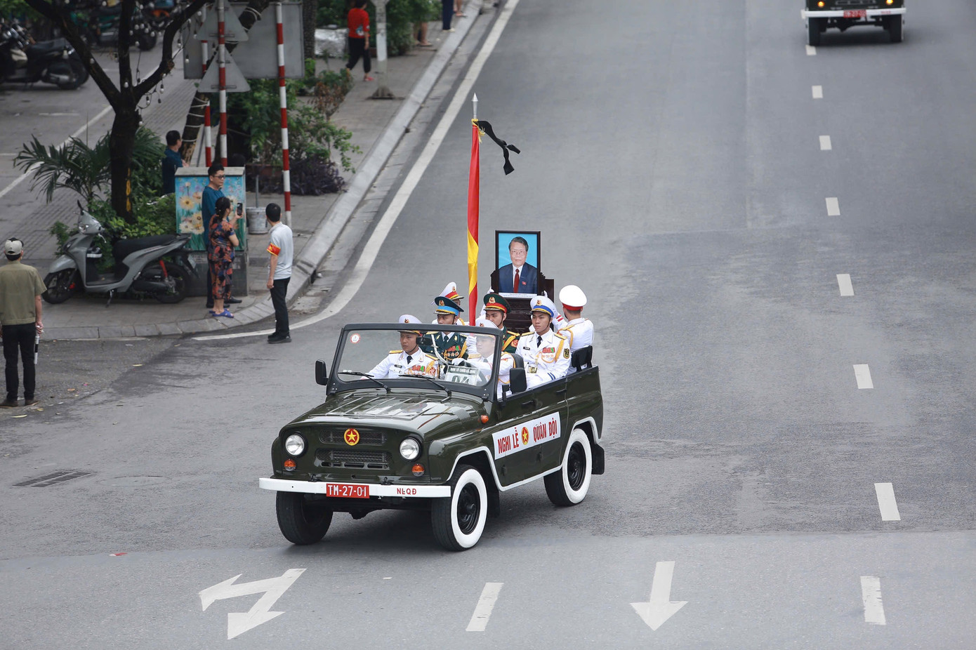 Đoàn xe chở linh cữu nguyên Chủ tịch nước Trần Đức Lương đi qua các tuyến phố Hà Nội: Kim Mã, Liễu Giai, Đào Tấn... Ảnh: Đức Nguyễn