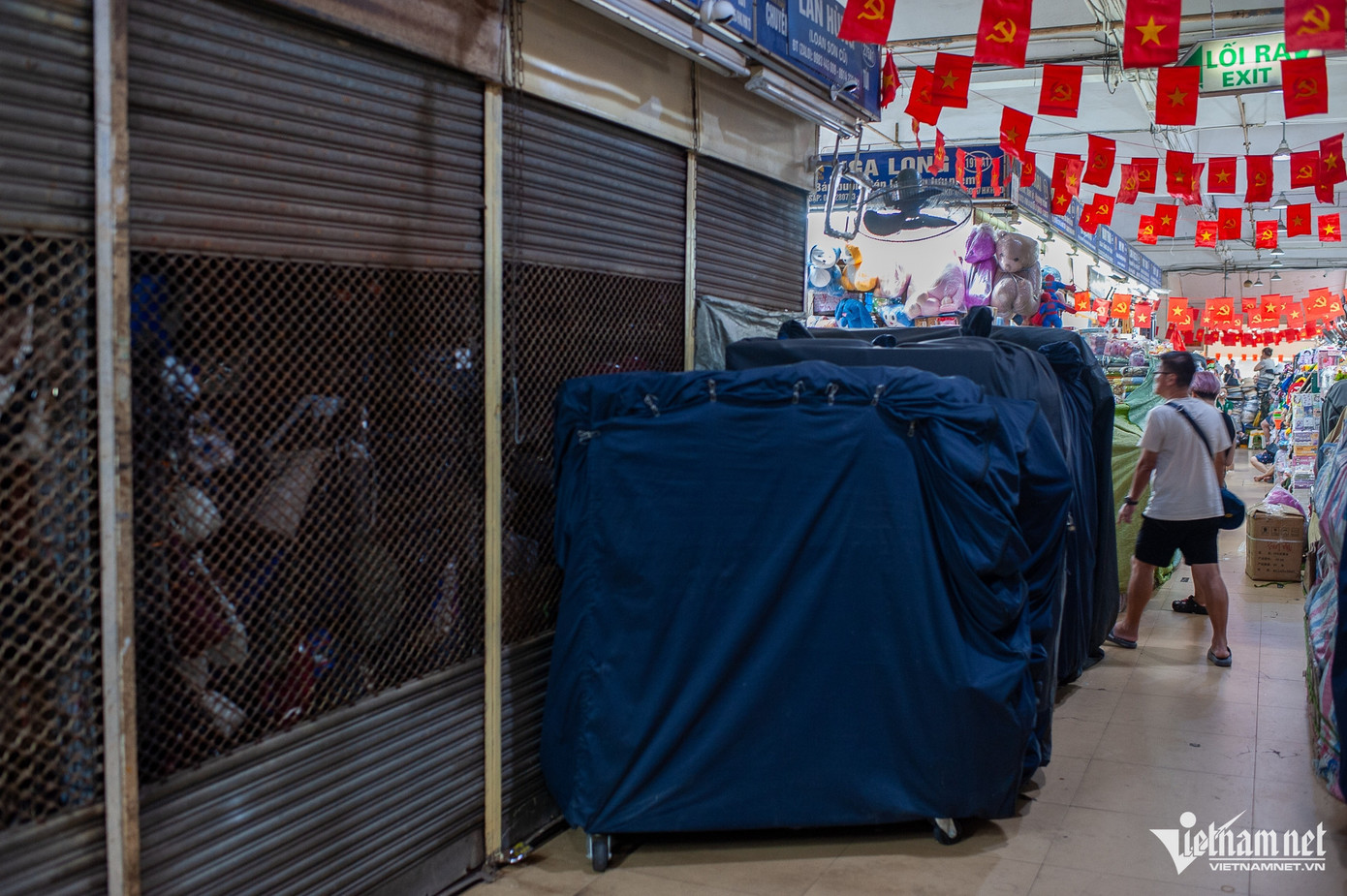 Phần lớn các gian hàng đóng cửa đều là nơi kinh doanh quần áo, giày dép, dụng cụ thể thao... Phần lớn các gian hàng đóng cửa đều là nơi kinh doanh quần áo, giày dép, dụng cụ thể thao...