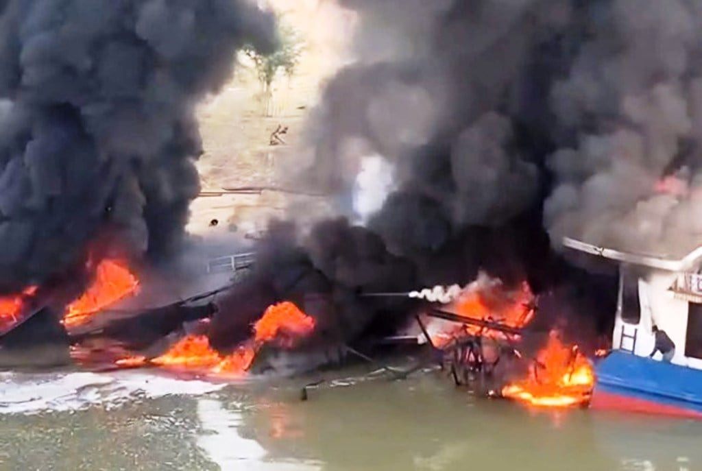 Tàu phát nổ bốc cháy ngùn ngụt. Ảnh. Nam Trần