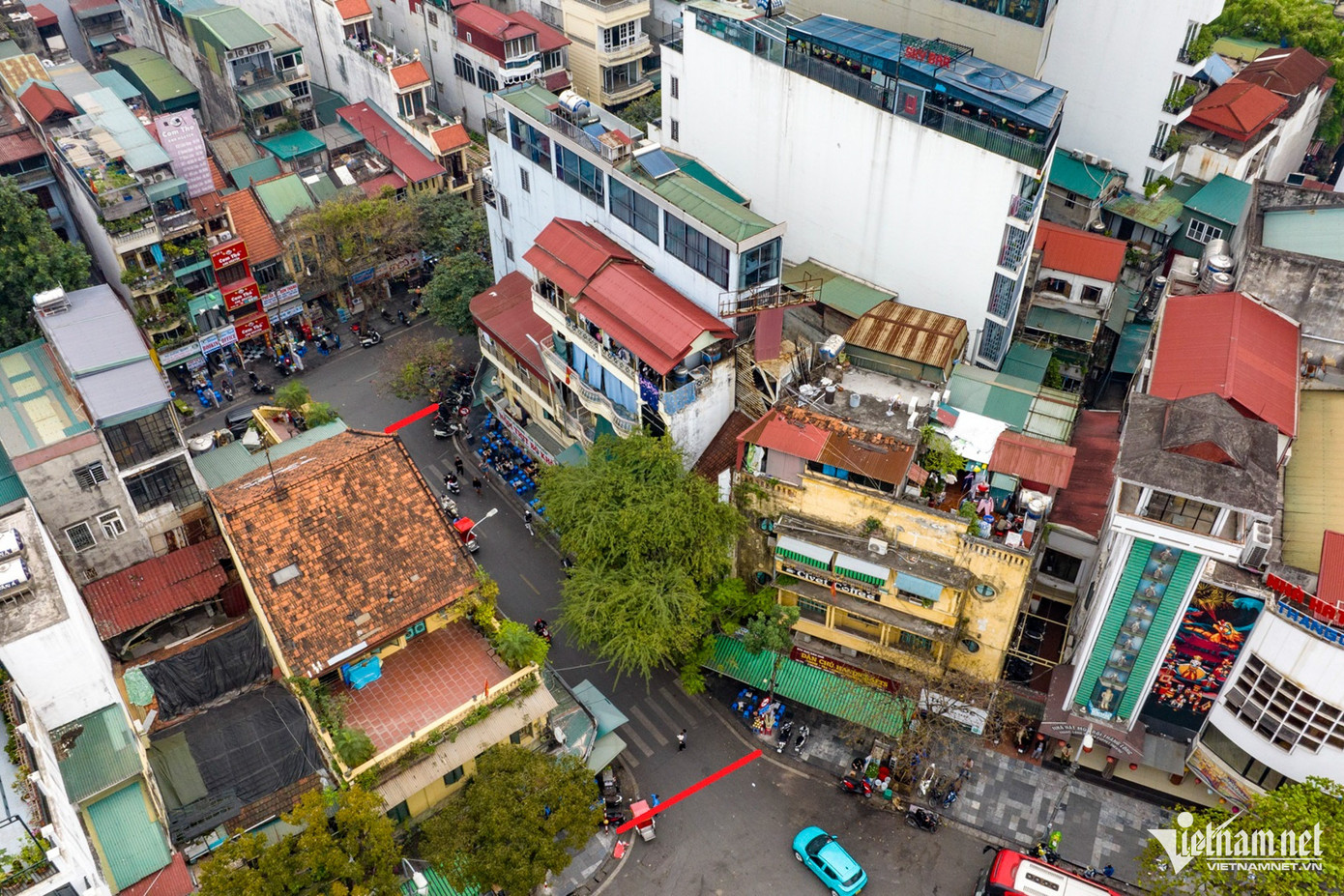 Đây còn là phường có phố Hồ Hoàn Kiếm - con phố ngắn nhất thủ đô với chiều dài 52m (gồm 3 nhà dân).