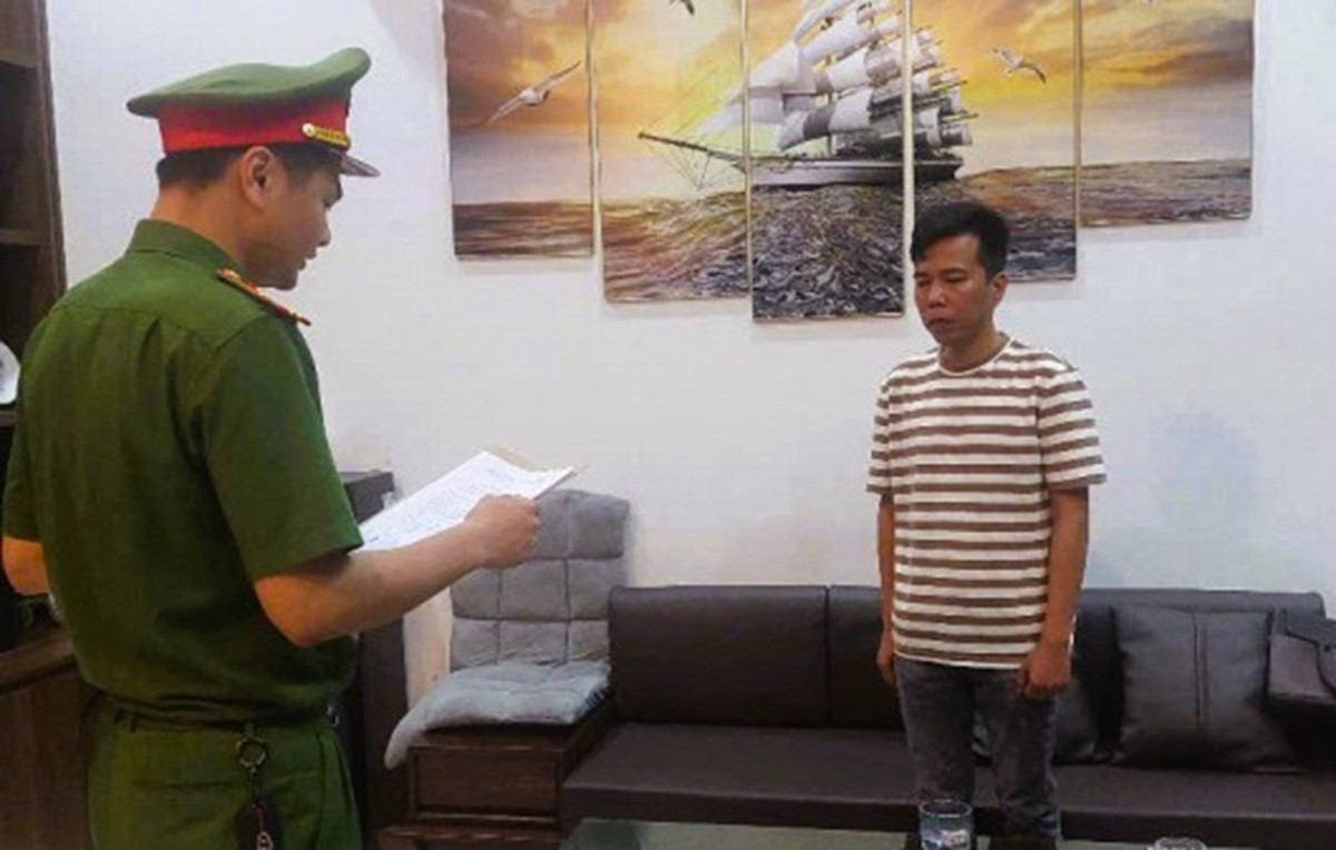 Công an thi hành các lệnh khởi tố, bắt giam Lê Văn Hải, chủ kênh TikTok "Gia đình Hải Sen" có 2,6 triệu người theo dõi và Trần Đại Phúc, Giám đốc Công ty TNHH Hải Bé. Ảnh: Công an Ninh Bình