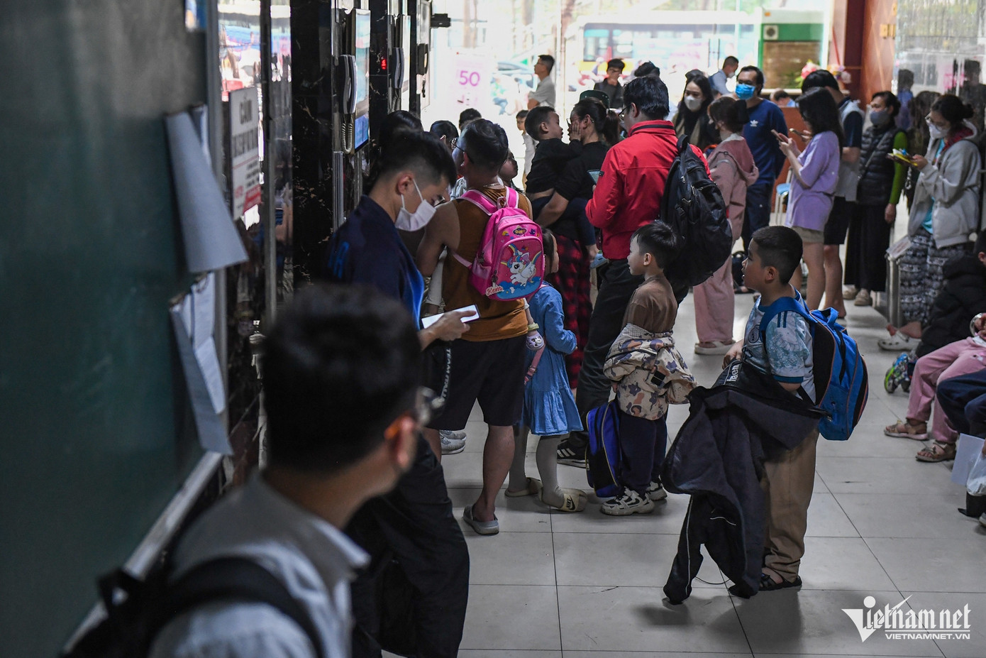 Đông dân, tình trạng quá tải thang máy tại chung cư HH thường xuyên xảy ra vào những khung giờ cao điểm trong ngày. Anh Đặng Thế Đạt (cư dân) cho biết, mỗi ngày anh đều phải dành ra 30 phút để chờ thang máy. "Dù biết đất chật, người đông nhưng giá chung cư này hợp với túi tiền của những gia đình có thu nhập trung bình nên nhiều người vẫn chọn về đây sinh sống", anh Đạt nói. Anh Đạt cũng cho biết thêm, tình trạng thang máy ở các tòa nhà tại khu chung cư HH Linh Đàm thường xuyên xảy ra sự cố, phải bảo trì. Diện tích thang nhỏ khiến việc di chuyển của cư dân gặp khó khăn và phải chờ đợi.