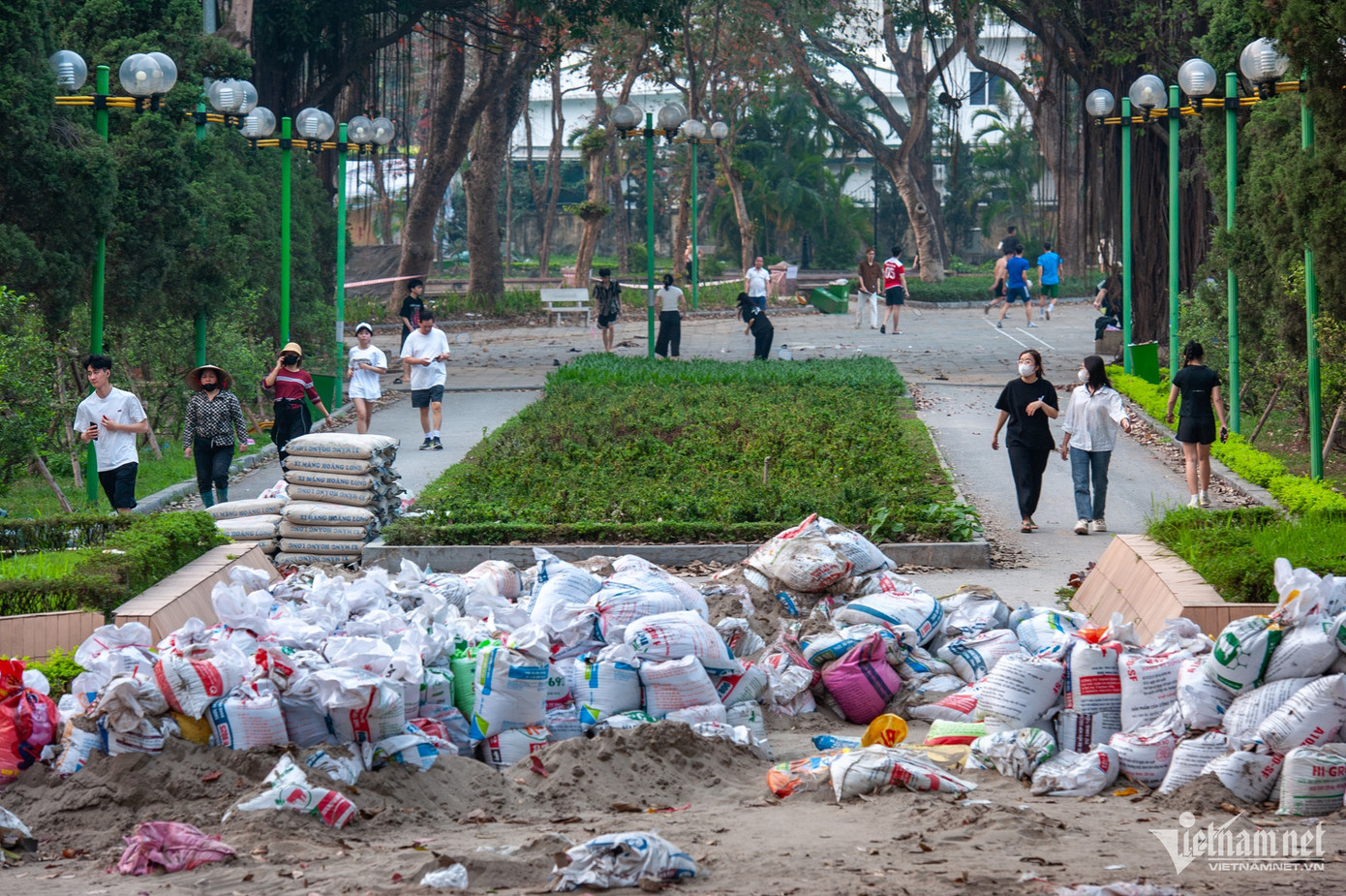 Công viên Nghĩa Đô (quận Cầu Giấy) đang trong quá trình cải tạo, nâng cấp, sửa chữa. Cổng vào từ phía đường Nguyễn Văn Huyên đã khóa kín, hàng rào và biển cảnh báo công trường "không phận sự miễn vào" được dựng lên nhưng bên trong vẫn có rất đông người tập thể dục. Công viên Nghĩa Đô (quận Cầu Giấy) đang trong quá trình cải tạo, nâng cấp, sửa chữa. Cổng vào từ phía đường Nguyễn Văn Huyên đã khóa kín, hàng rào và biển cảnh báo công trường "không phận sự miễn vào" được dựng lên nhưng bên trong vẫn có rất đông người tập thể dục.