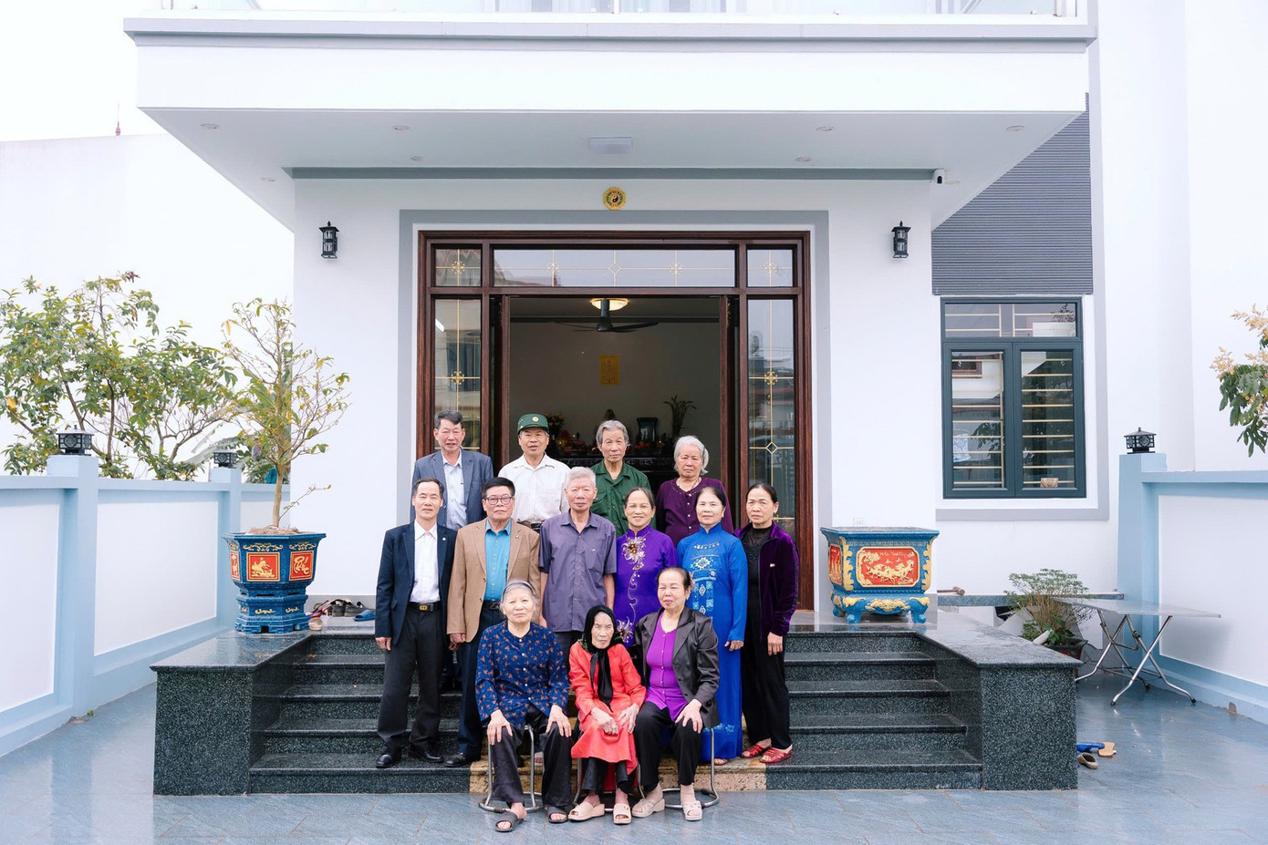 Tổng số thành viên của đại gia đình cụ Tý khoảng hơn 100 người, tương ứng 4 thế hệ con, cháu, chắt, chút. Ảnh: Hoa Ngô, gia đình cung cấp.