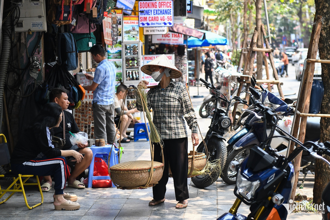 Khách sạn, hàng quán ăn uống... đều rất phát triển do thường xuyên đón lượng du khách khổng lồ.