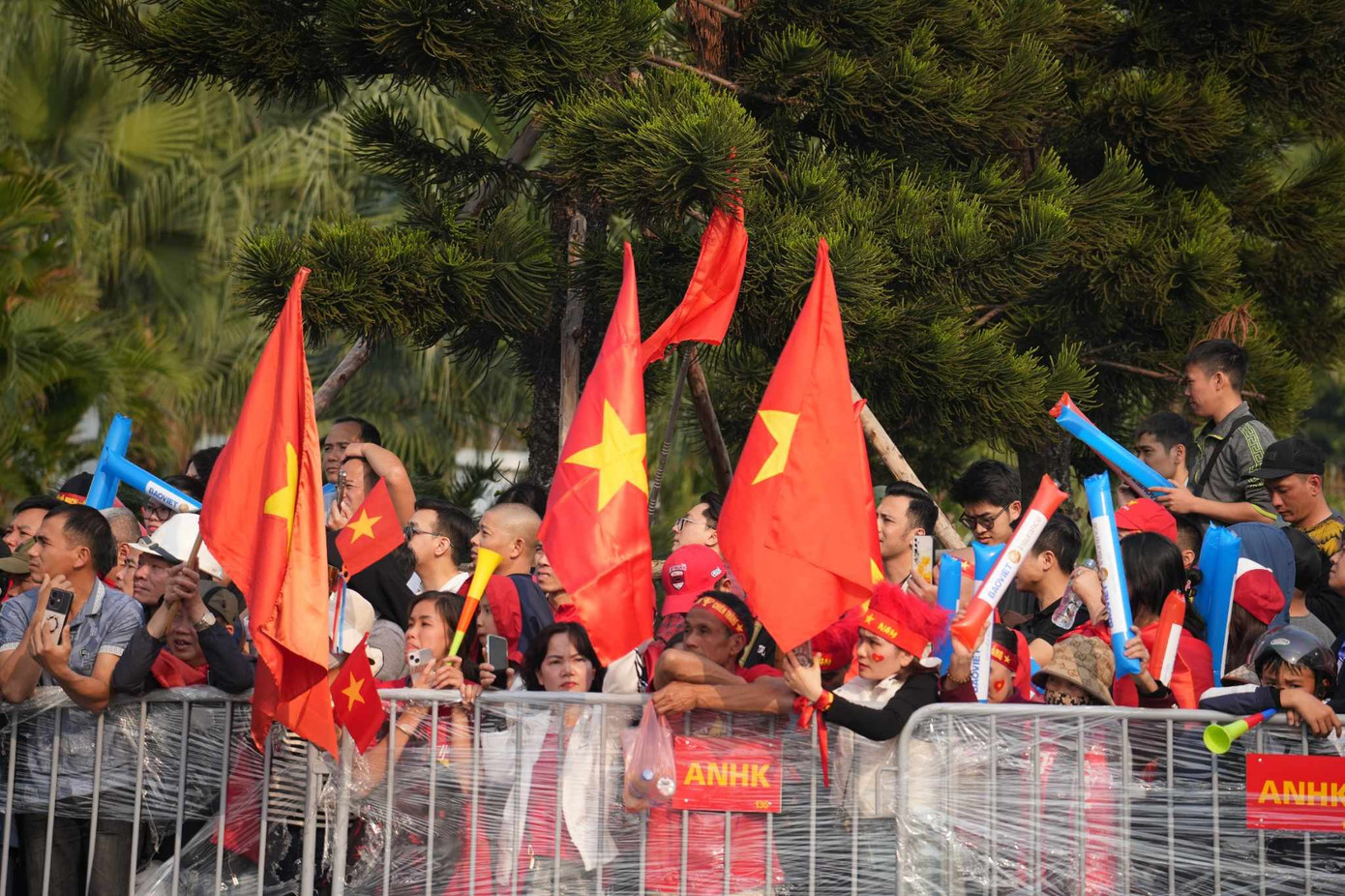 Tuyển Việt Nam ca khúc khải hoàn, người hâm mộ hân hoan chào đón ảnh 27