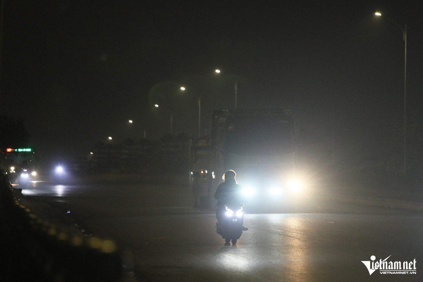 Anh Nguyễn Viết Dương (trú tại huyện Thanh Oai, Hà Nội) cho biết, khi đi trước ô tô tải sử dụng đèn siêu sáng thì bị ánh sáng hắt vào gương rồi rọi vào mặt khiến điều khiển xe gặp nhiều khó khăn. "Các tài xế xe tải lắp nhiều loại đèn siêu sáng, họ còn sử dụng tùy tiện, tiềm ẩn nguy cơ tai nạn giao thông", anh Dương nói. Anh Nguyễn Viết Dương (trú tại huyện Thanh Oai, Hà Nội) cho biết, khi đi trước ô tô tải sử dụng đèn siêu sáng thì bị ánh sáng hắt vào gương rồi rọi vào mặt khiến điều khiển xe gặp nhiều khó khăn. "Các tài xế xe tải lắp nhiều loại đèn siêu sáng, họ còn sử dụng tùy tiện, tiềm ẩn nguy cơ tai nạn giao thông", anh Dương nói.