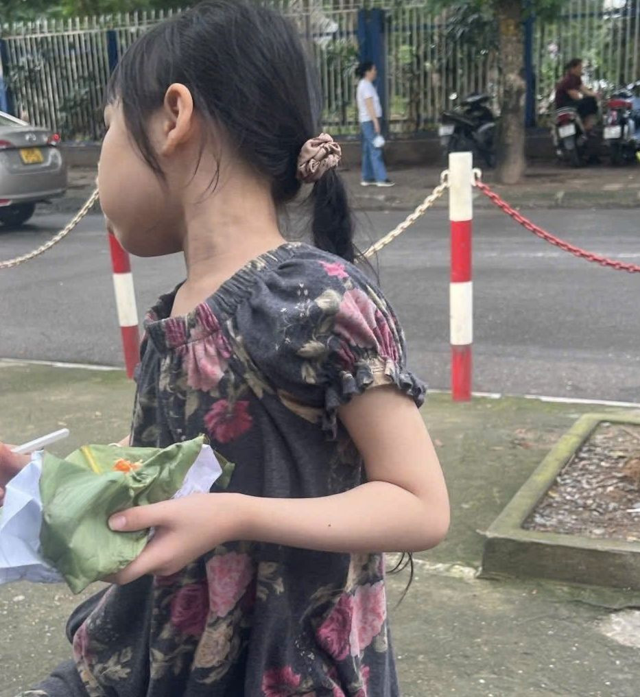 Cô em gái nhỏ của Mạnh Đức được các phụ huynh xung quanh đó ân cần giúp cho ăn sáng.