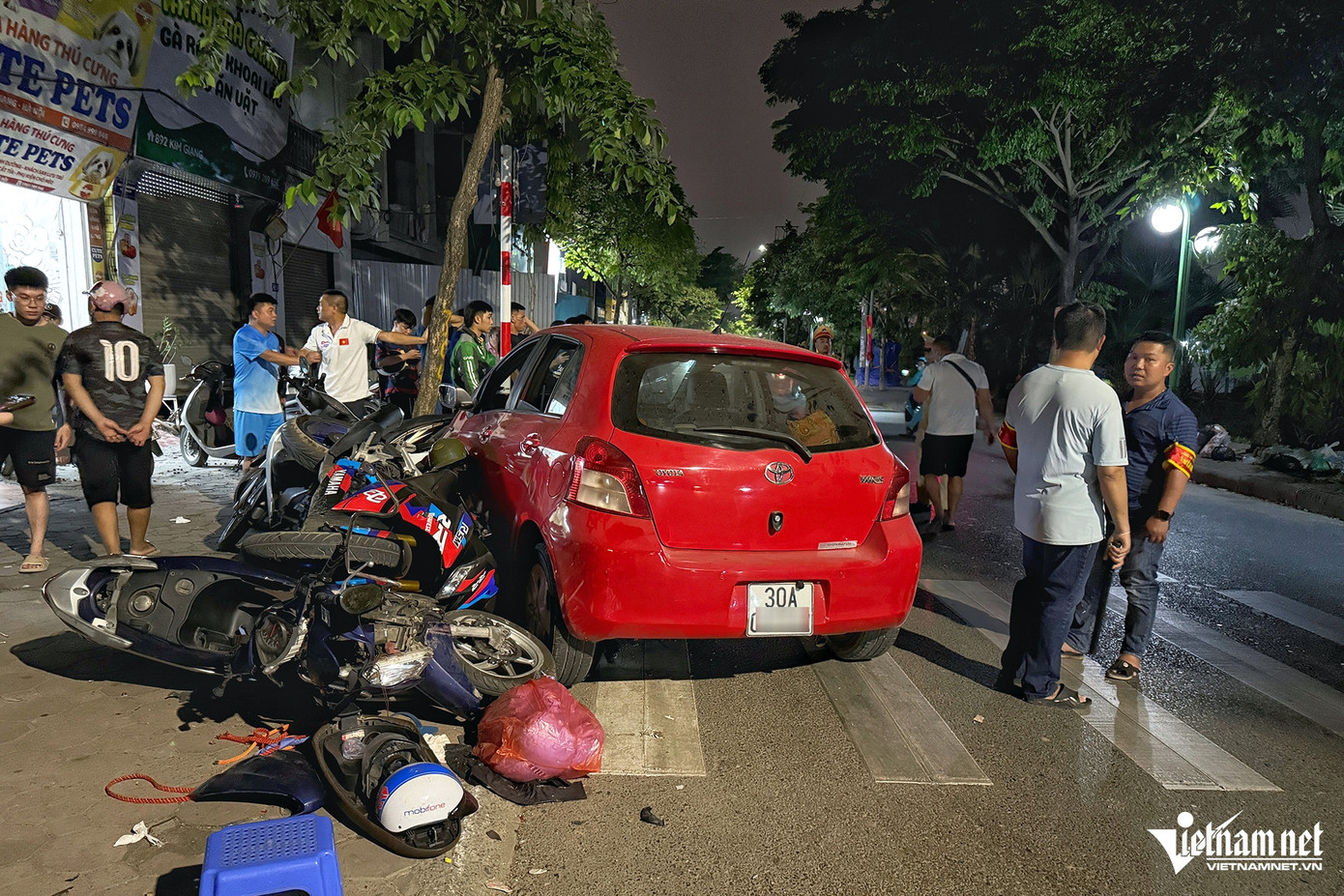 Thời điểm này, ô tô mang BKS 30A-017.XX (chưa rõ người điều khiển) di chuyển trên đường Kim Giang, chiều từ cầu Tó đi cầu Dậu. Đến trước cửa số nhà trên thì đâm vào 3 xe máy (BKS: 29Y7-429.XX, 29M1- 689.XX và 99L6-07XX) đang lưu thông trên đường. Thời điểm này, ô tô mang BKS 30A-017.XX (chưa rõ người điều khiển) di chuyển trên đường Kim Giang, chiều từ cầu Tó đi cầu Dậu. Đến trước cửa số nhà trên thì đâm vào 3 xe máy (BKS: 29Y7-429.XX, 29M1- 689.XX và 99L6-07XX) đang lưu thông trên đường.