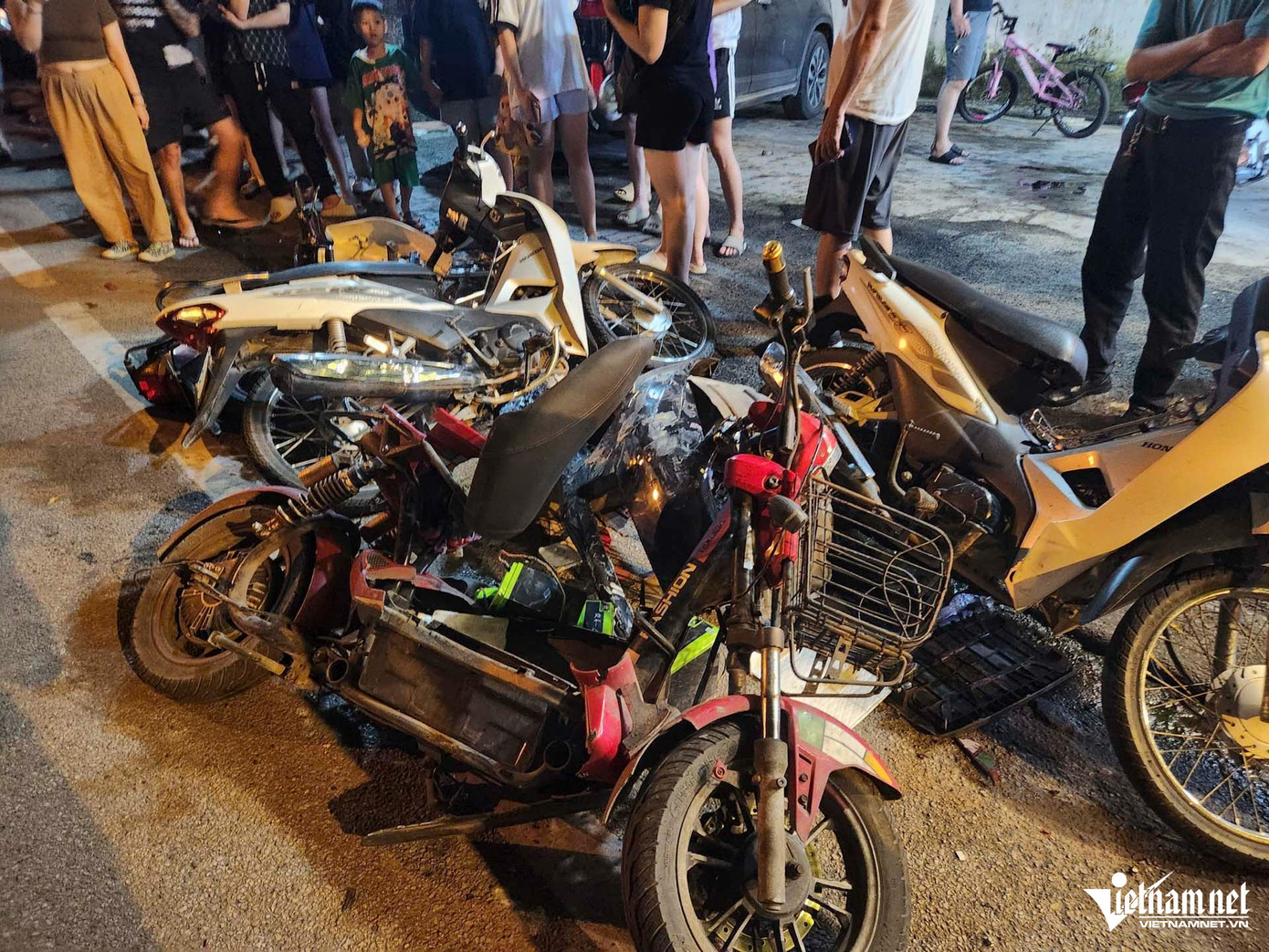 Khi đang di chuyển tại khu vực trên, xe ô tô do ông H.S.P. điều khiển đã va chạm với xe mô tô mang BKS 99K1-xxx.57 chở 2 người là chị B.T.H. (SN 1990, trú tại khu Khả Lễ, phường Võ Cường, TP Bắc Ninh) và chị N.T.H.