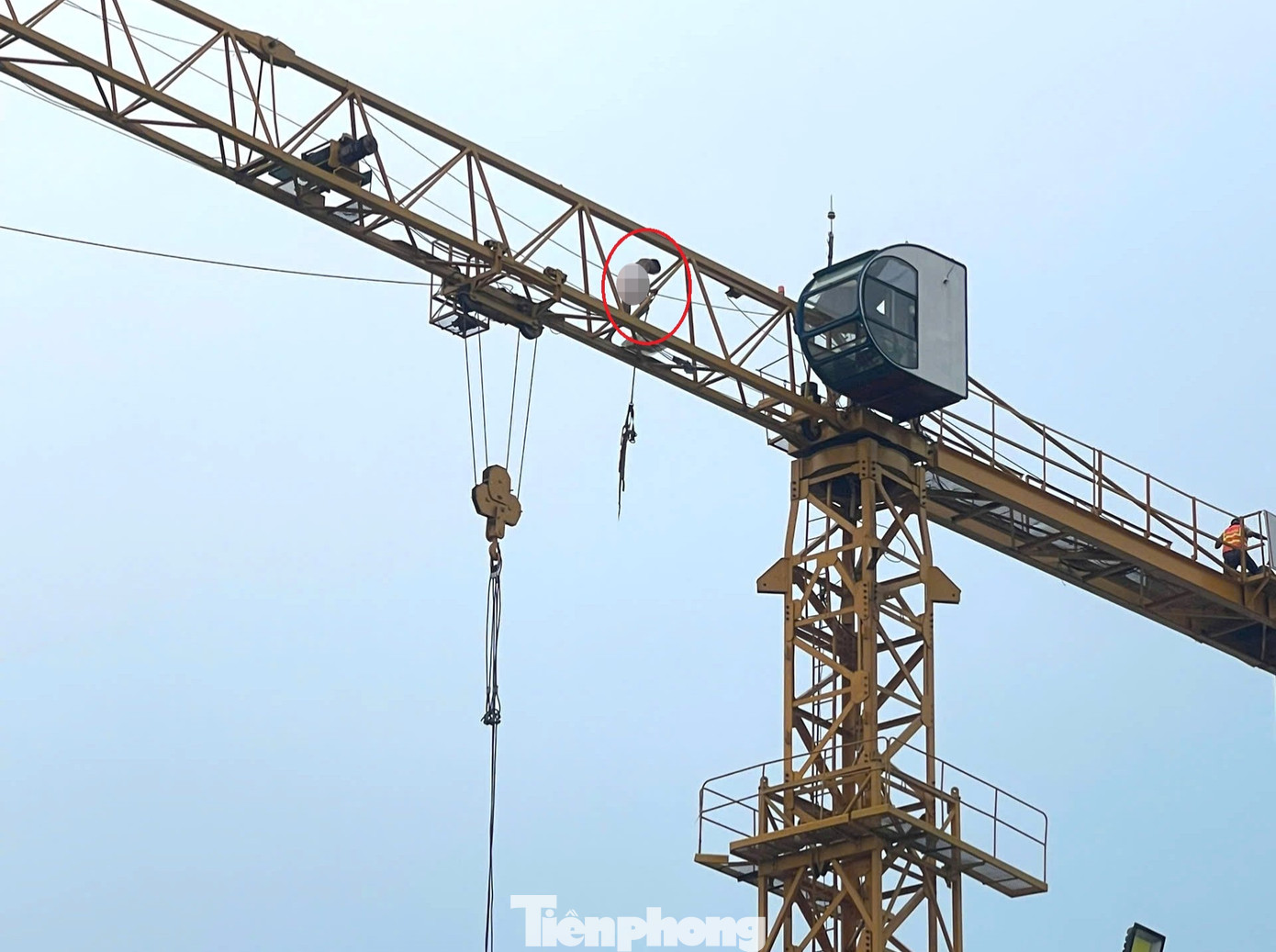 Thanh niên đứng trên cần cẩu công trình cao hàng chục mét Thanh niên đứng trên cần cẩu công trình cao hàng chục mét