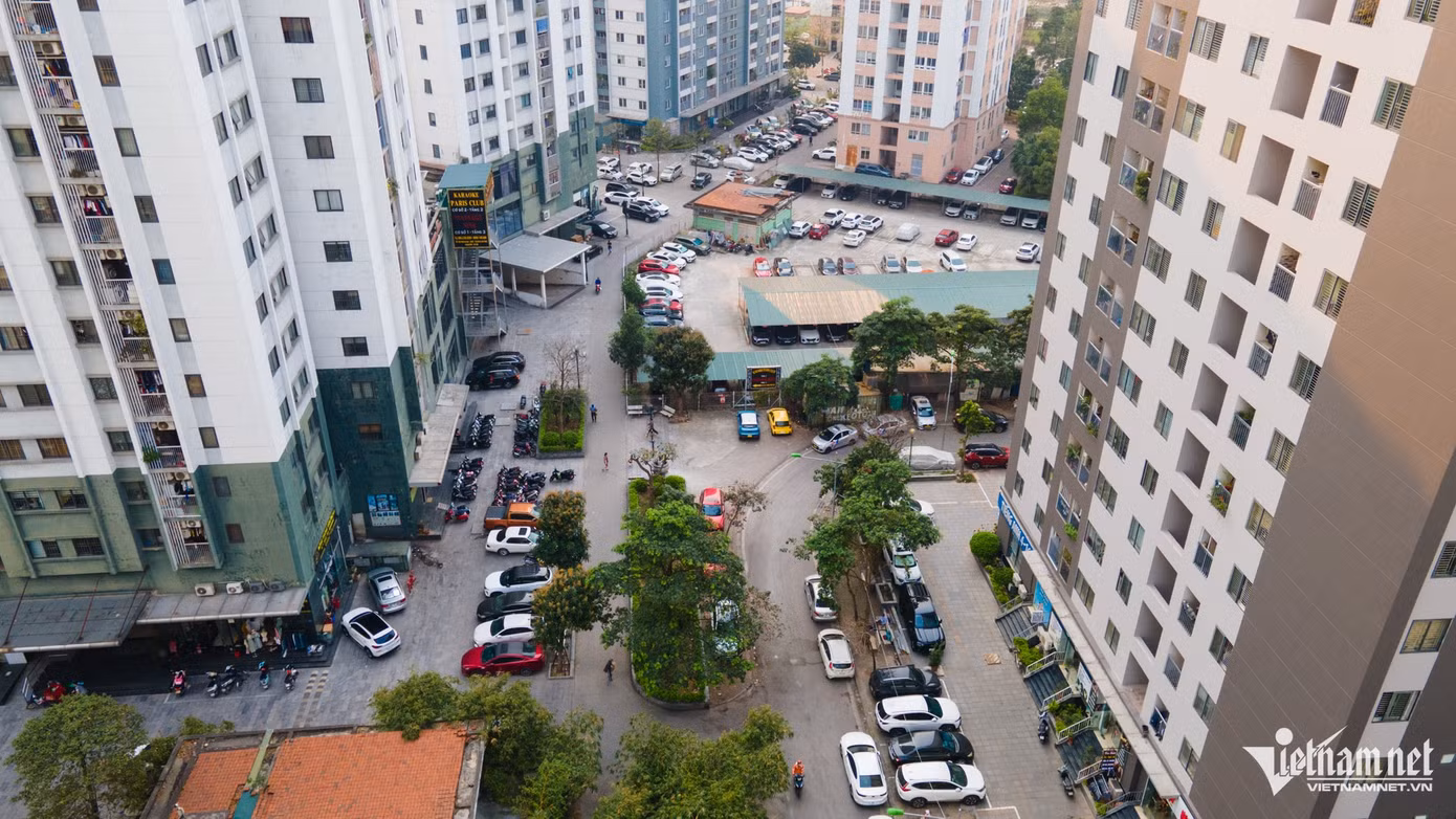 Rất ít bãi đỗ xe hoặc các hầm gửi xe của chung cư không đủ chỗ chứa khiến tình trạng ô tô đỗ tràn lan ở nhiều tuyến đường tại đây. Rất ít bãi đỗ xe hoặc các hầm gửi xe của chung cư không đủ chỗ chứa khiến tình trạng ô tô đỗ tràn lan ở nhiều tuyến đường tại đây.