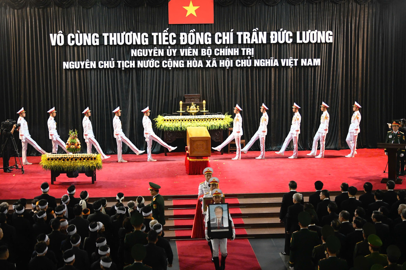 Đưa linh cữu nguyên Chủ tịch nước Trần Đức Lương rời Hà Nội về Quảng Ngãi ảnh 22
