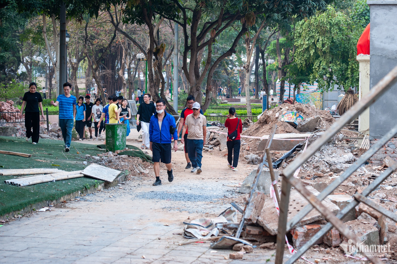Các buổi chiều, cửa công viên trên đường Tô Hiệu vẫn mở. Bên trong công viên ngổn ngang vật liệu xây dựng. Các buổi chiều, cửa công viên trên đường Tô Hiệu vẫn mở. Bên trong công viên ngổn ngang vật liệu xây dựng.