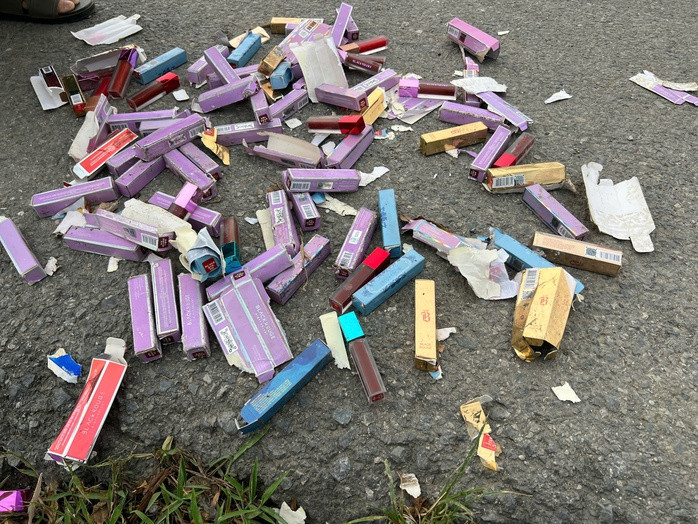 Nhiều thỏi son bị vứt ở đường đã được bớt tung và nhặt về