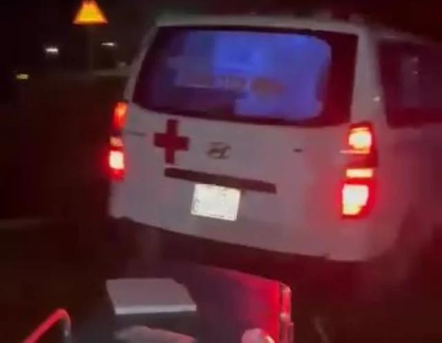 Chiếc xe cứu thương gặp tai nạn. Ảnh cắt từ clip.