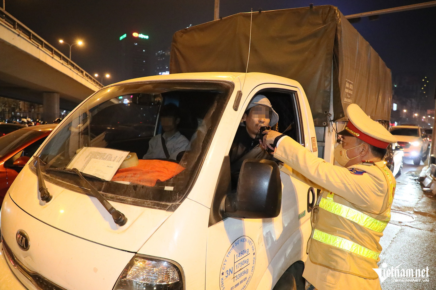 Tối 17/1, Tổ công tác của Đội CSGT đường bộ số 3 (Phòng CSGT Công an TP Hà Nội) kiểm tra vi phạm về nồng độ cồn tại nút giao Ngã Tư Sở (quận Đống Đa, Hà Nội). Theo lực lượng CSGT, càng cận Tết Nguyên đán, vi phạm càng gia tăng do nhiều cơ quan, đơn vị tổ chức liên hoan tất niên. Tối 17/1, Tổ công tác của Đội CSGT đường bộ số 3 (Phòng CSGT Công an TP Hà Nội) kiểm tra vi phạm về nồng độ cồn tại nút giao Ngã Tư Sở (quận Đống Đa, Hà Nội). Theo lực lượng CSGT, càng cận Tết Nguyên đán, vi phạm càng gia tăng do nhiều cơ quan, đơn vị tổ chức liên hoan tất niên.